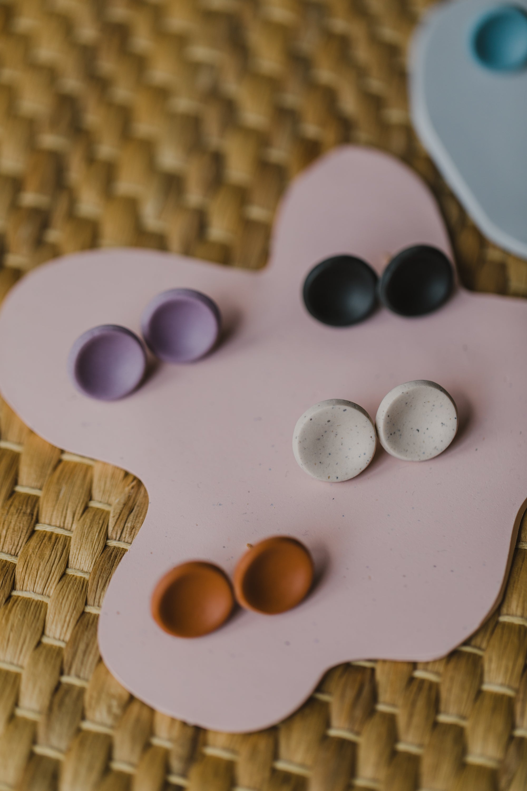 LUMI - runde große gebogene Ohrstecker aus Polymer Ton