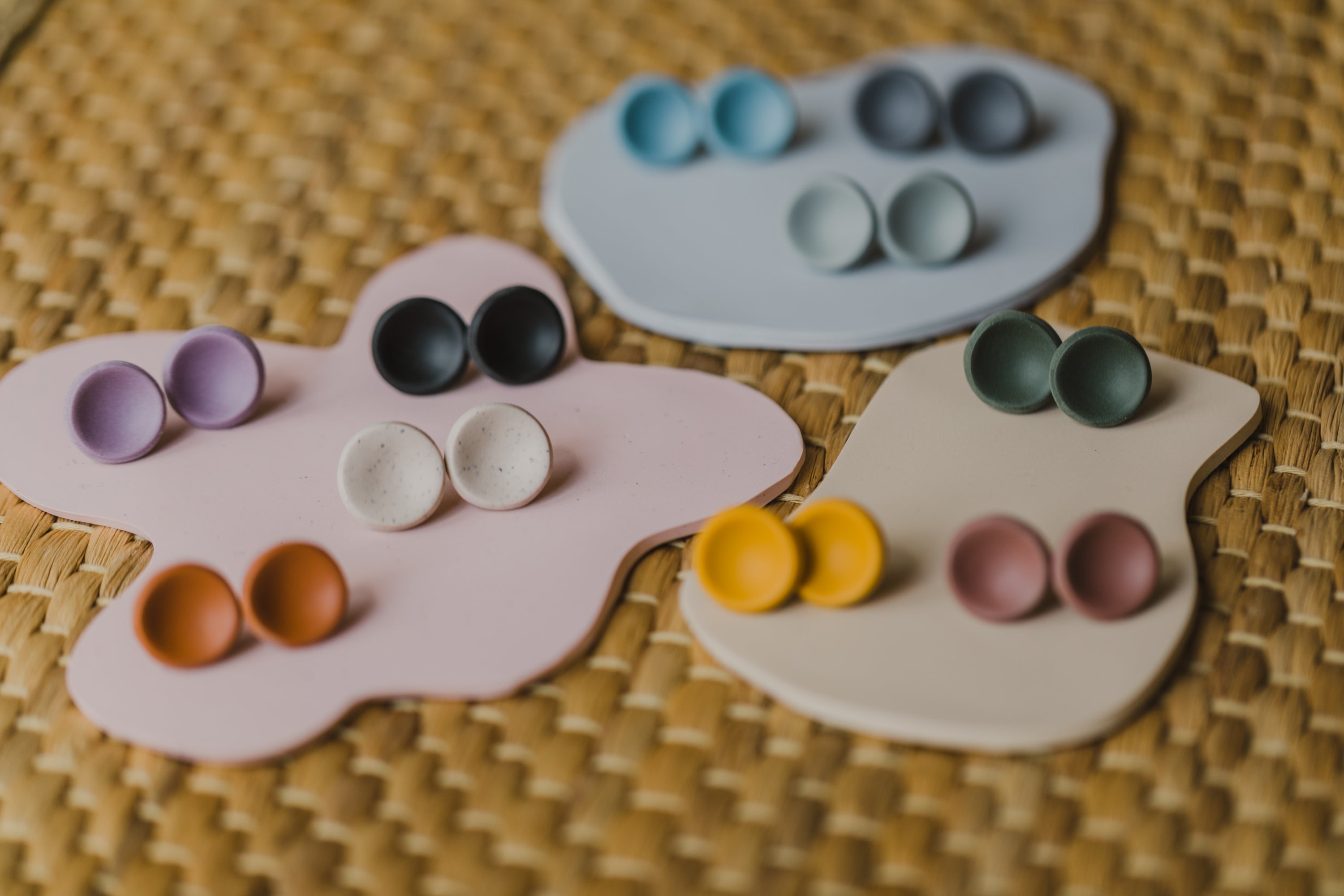 LUMI - runde große gebogene Ohrstecker aus Polymer Ton