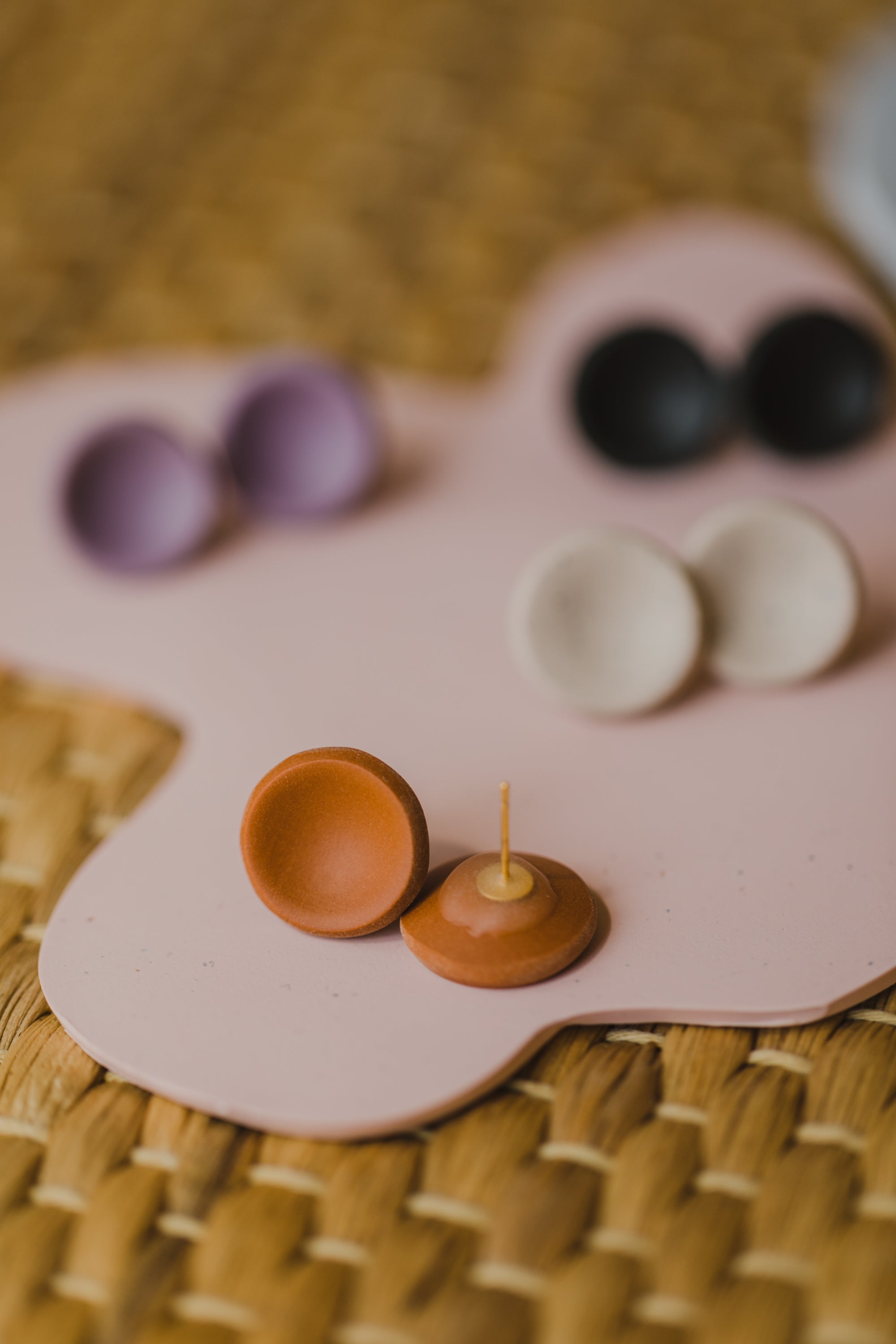 LUMI - runde große gebogene Ohrstecker aus Polymer Ton