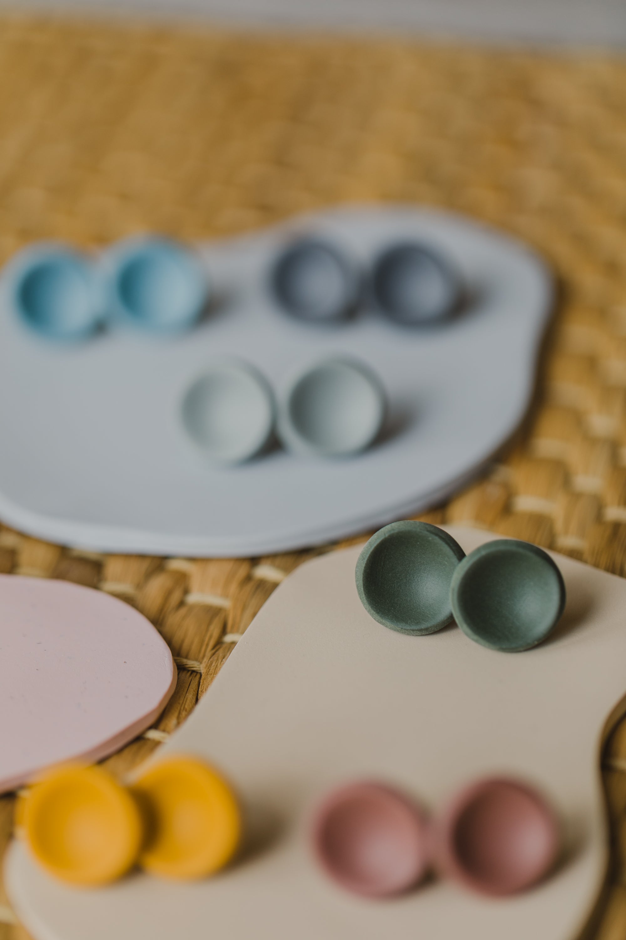 LUMI - runde große gebogene Ohrstecker aus Polymer Ton