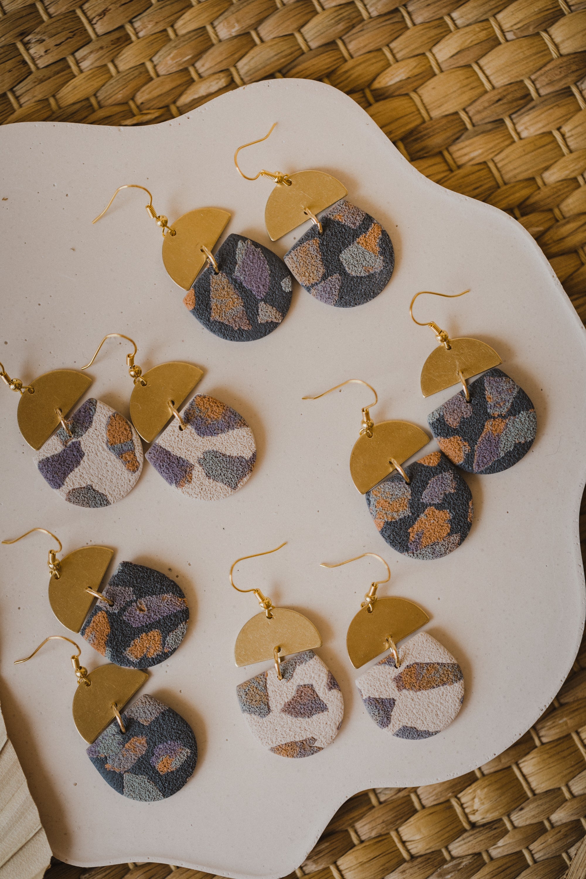 COSTA - helle Polymer Ton Ohrringe mit Terrazzo Muster