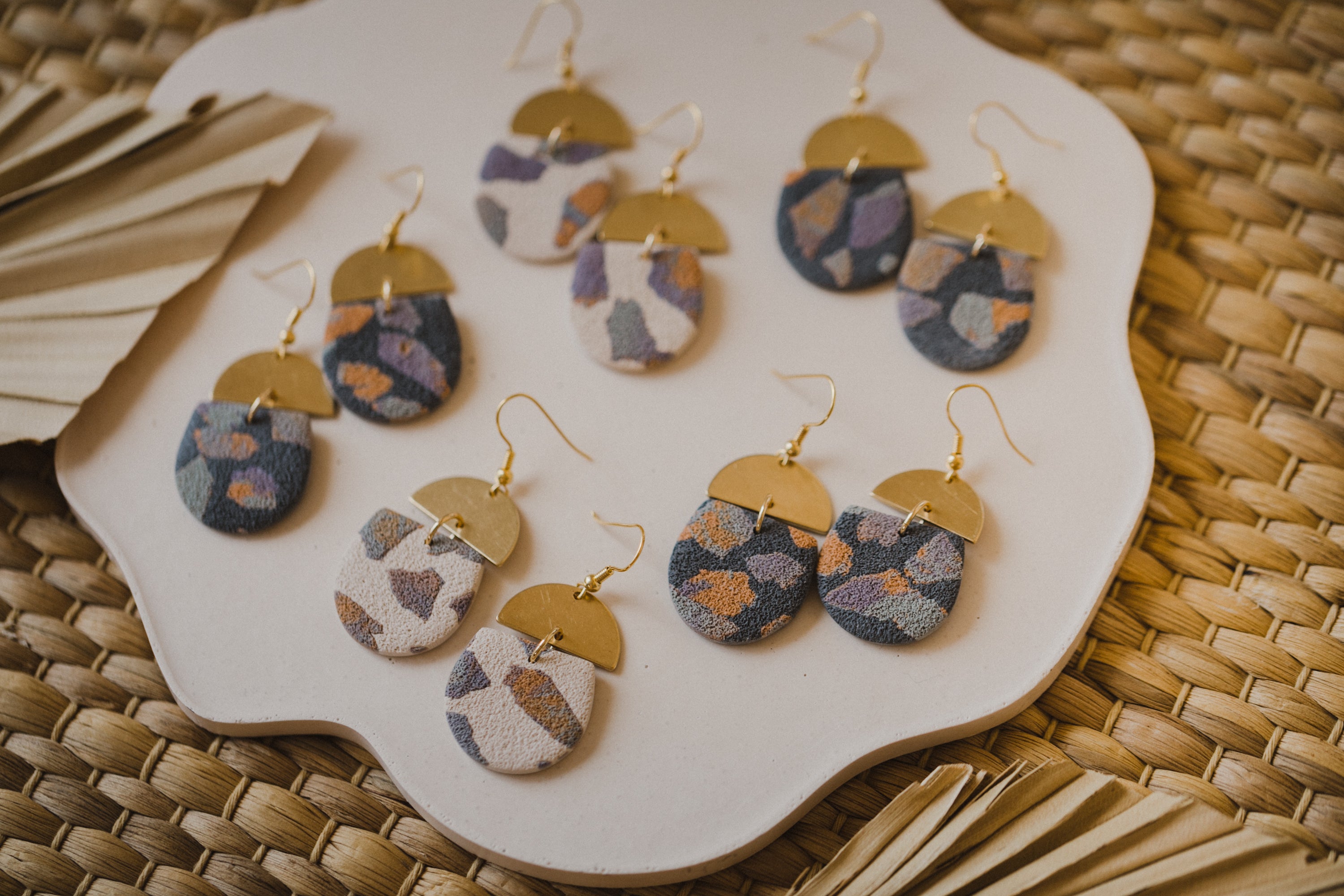 COSTA - helle Polymer Ton Ohrringe mit Terrazzo Muster