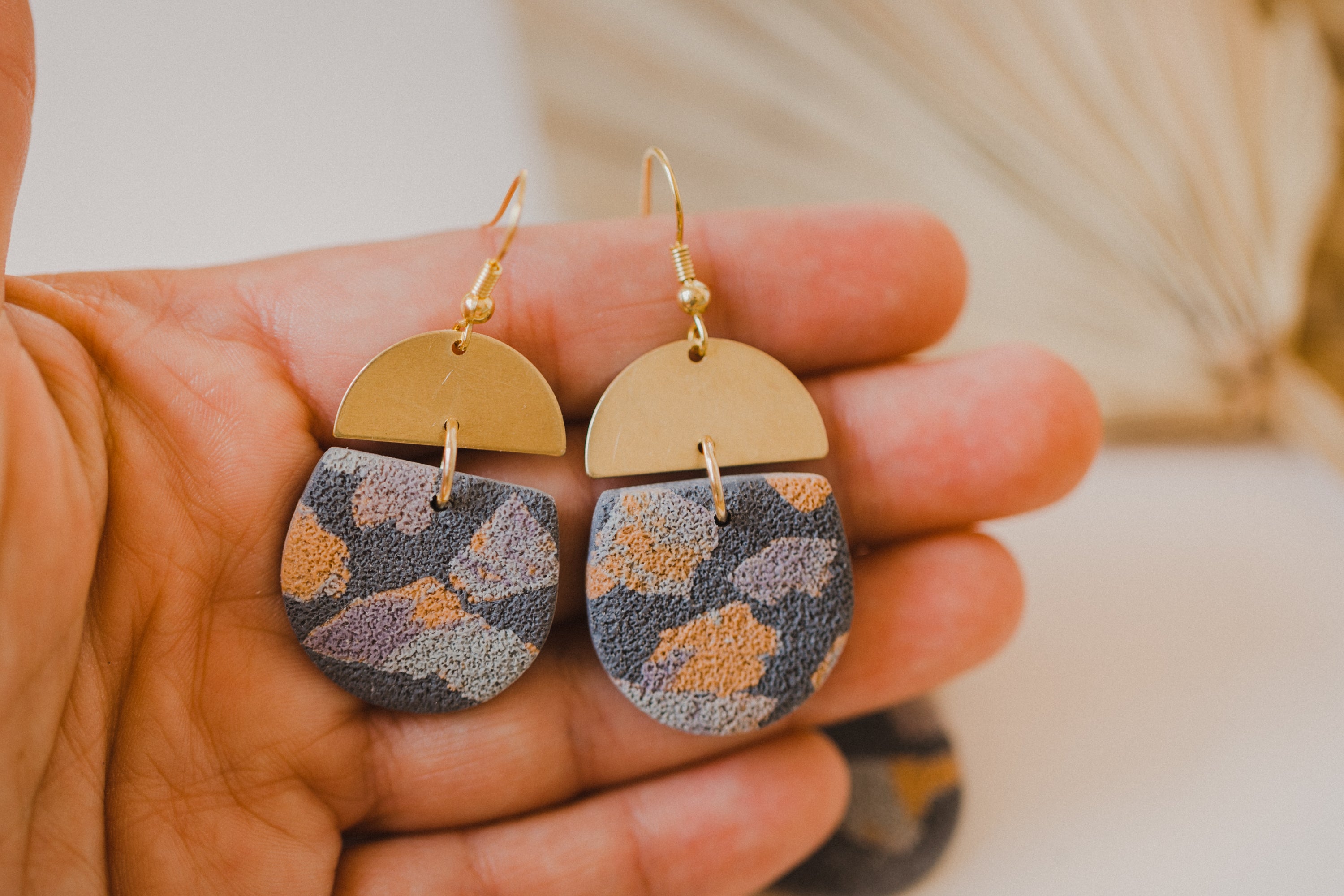 JASMINE - graue Polymer Ton Ohrringe mit Terrazzo Muster