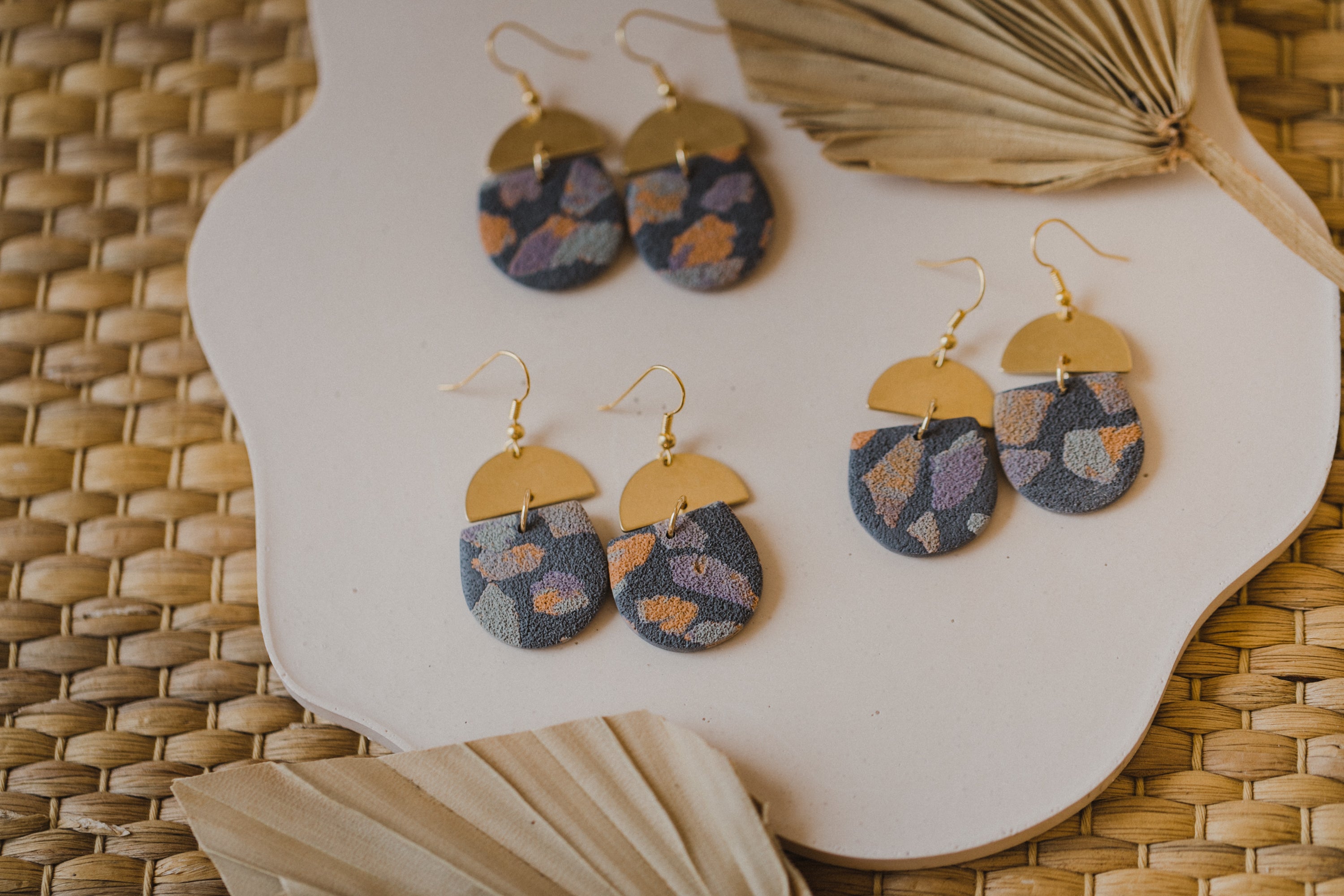 JASMINE - graue Polymer Ton Ohrringe mit Terrazzo Muster