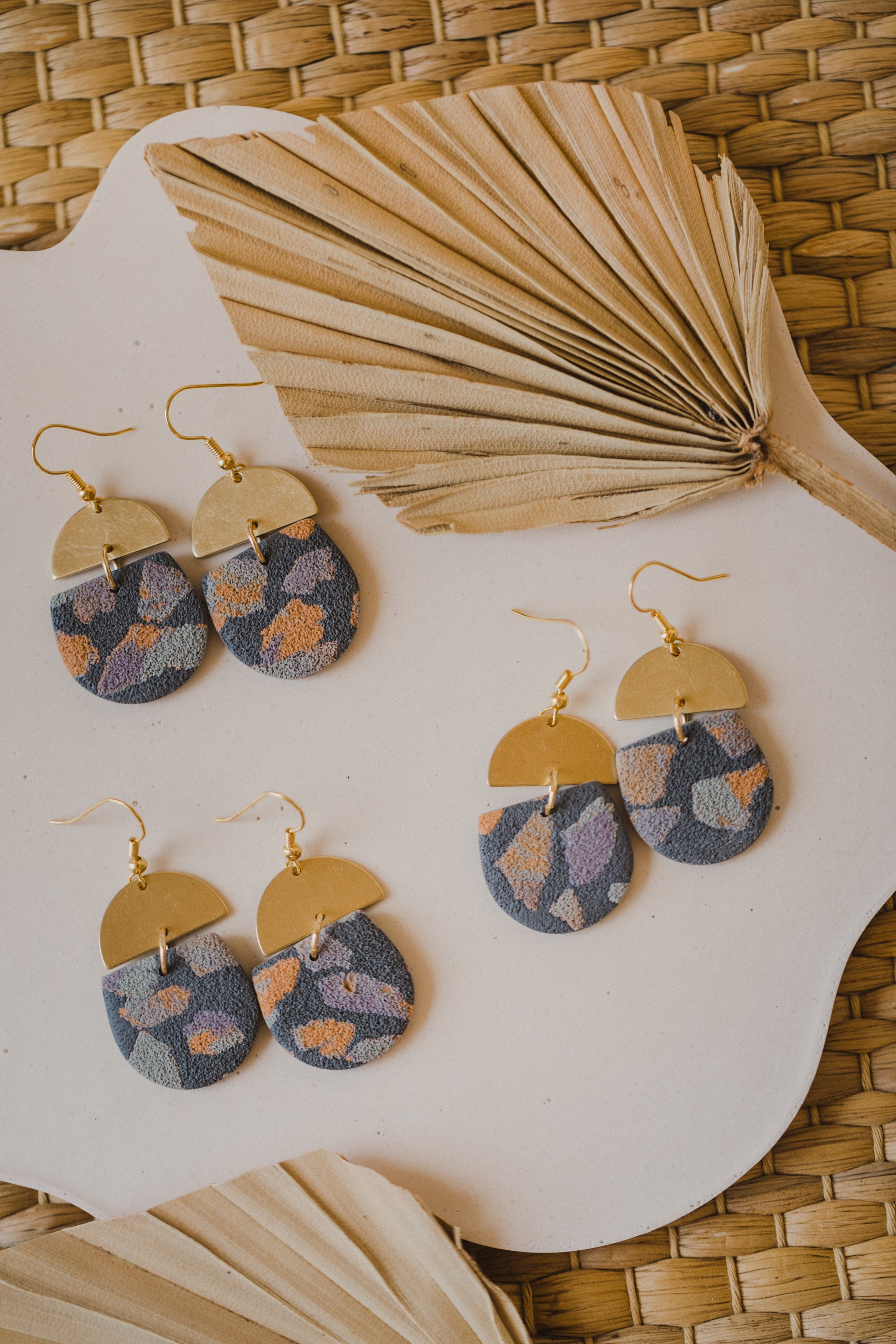JASMINE - graue Polymer Ton Ohrringe mit Terrazzo Muster