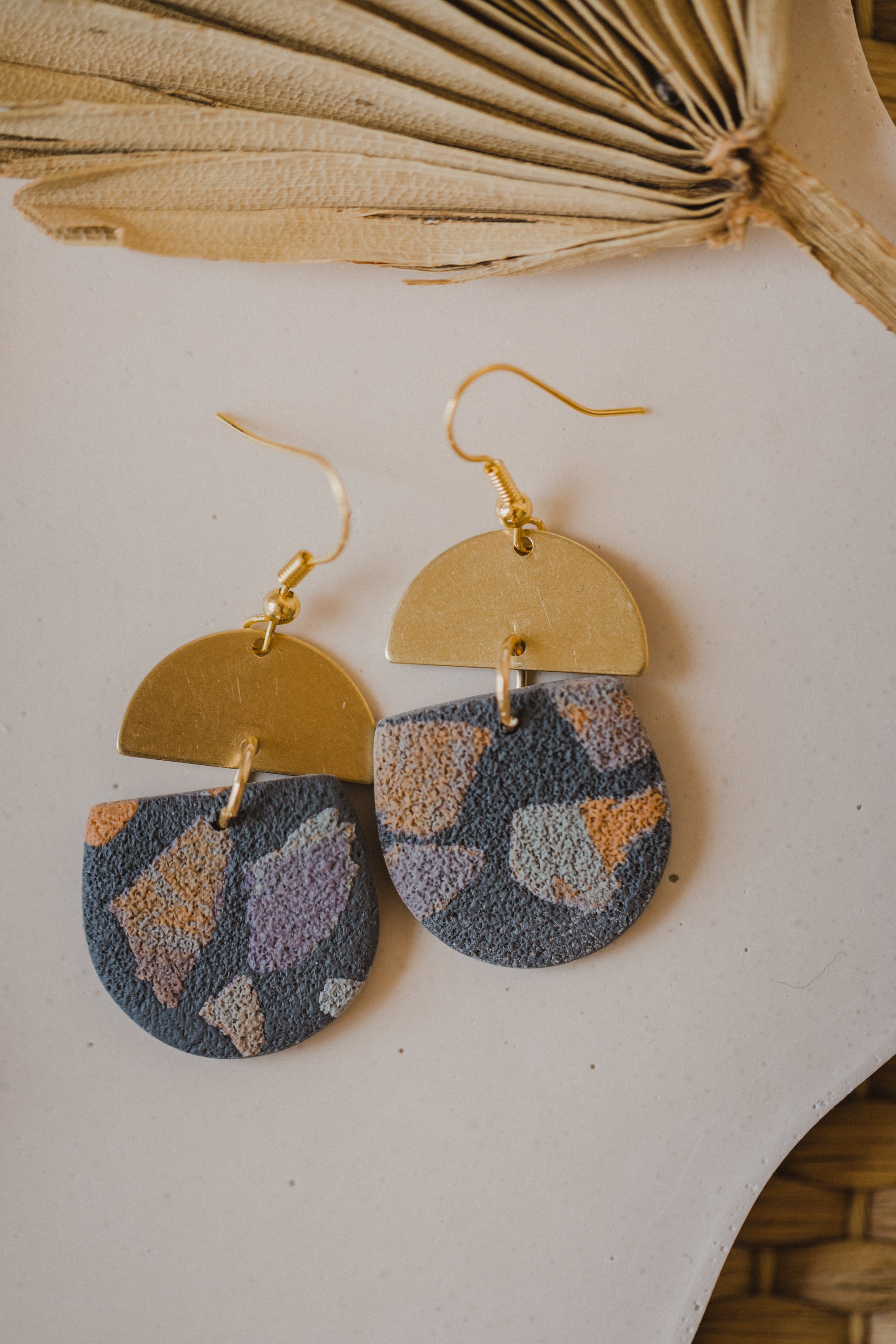 JASMINE - graue Polymer Ton Ohrringe mit Terrazzo Muster