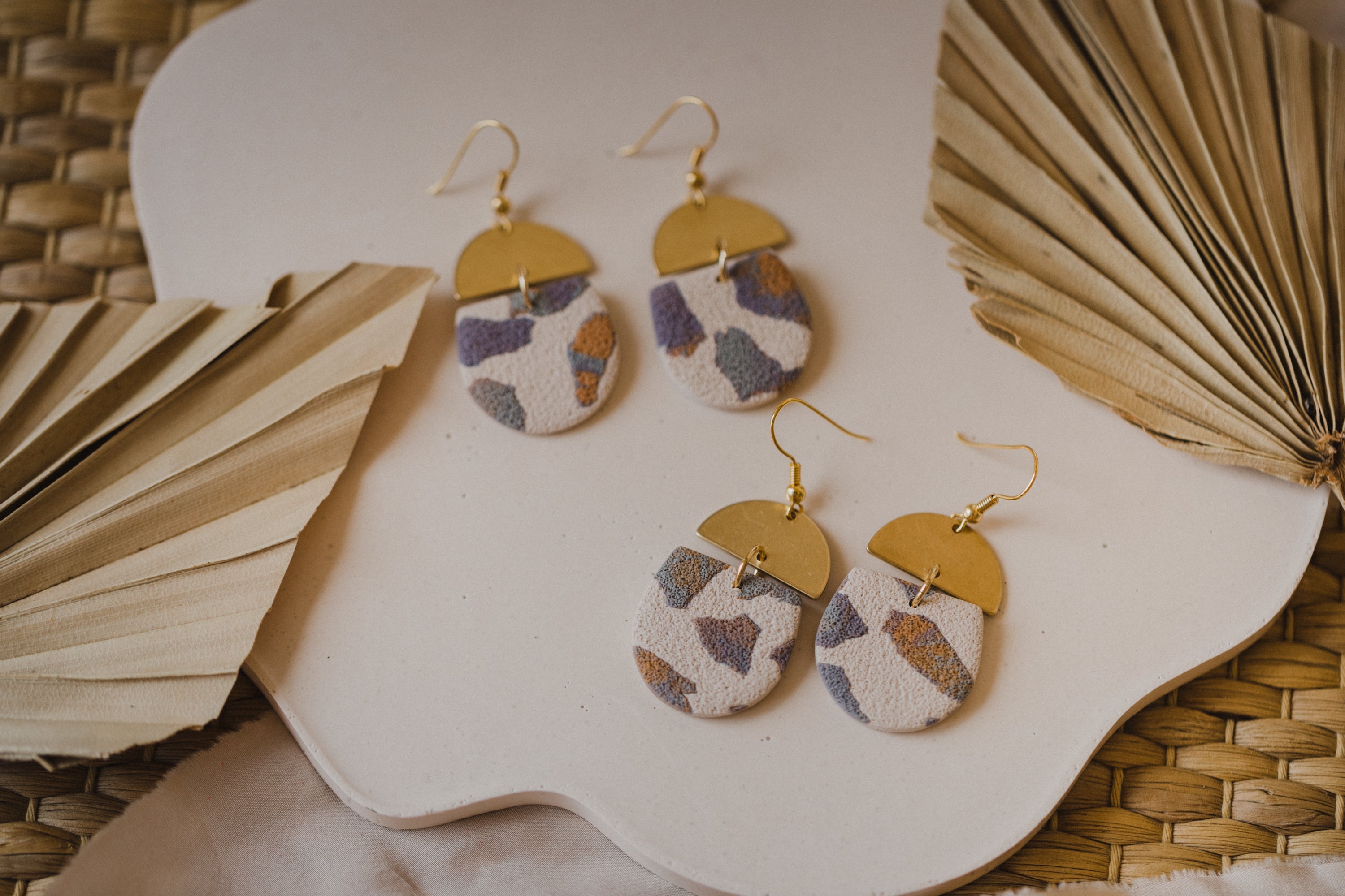 COSTA - helle Polymer Ton Ohrringe mit Terrazzo Muster