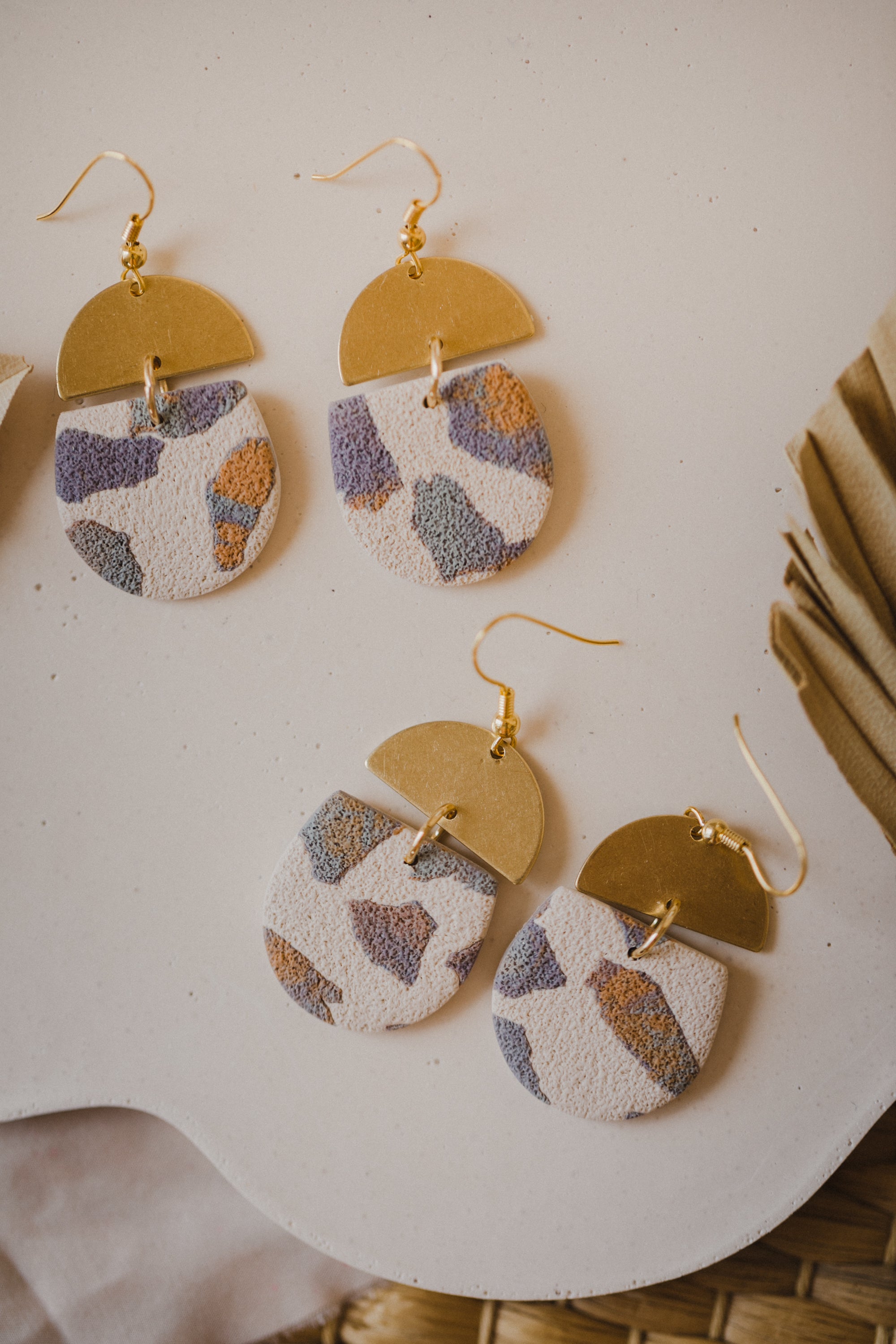 COSTA - helle Polymer Ton Ohrringe mit Terrazzo Muster