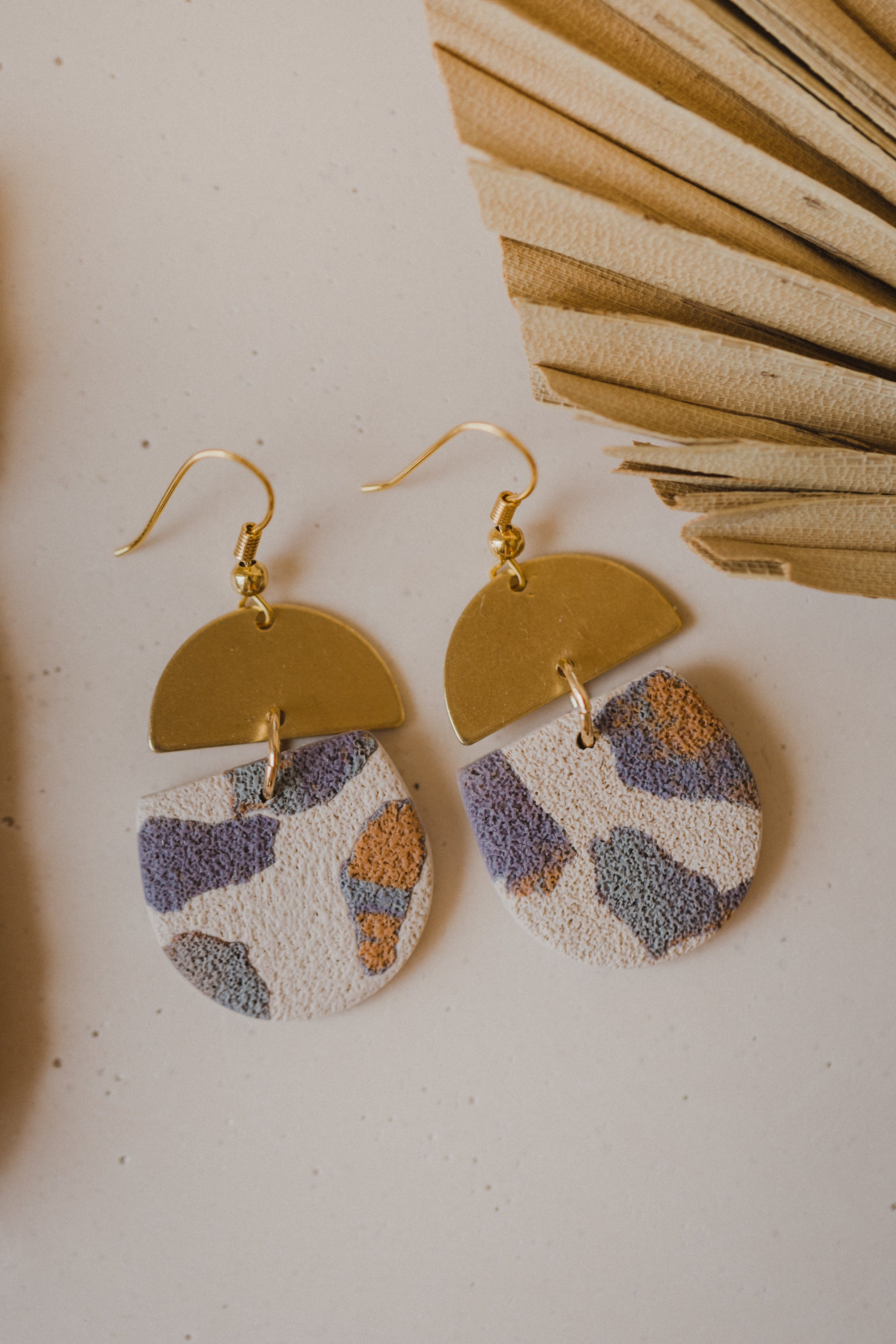 COSTA - helle Polymer Ton Ohrringe mit Terrazzo Muster