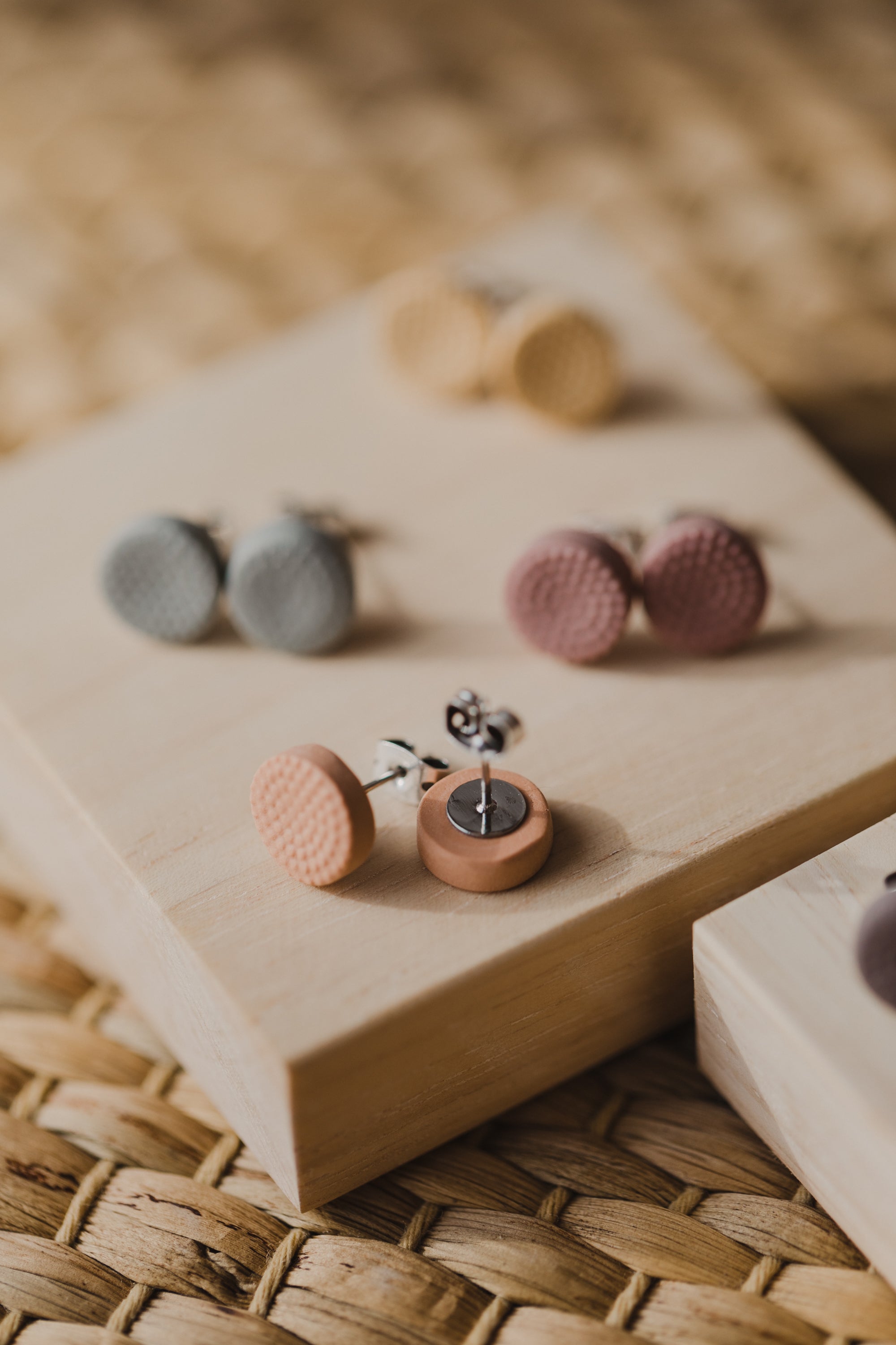 ZOE - kleine runde Ohrstecker mit Muster