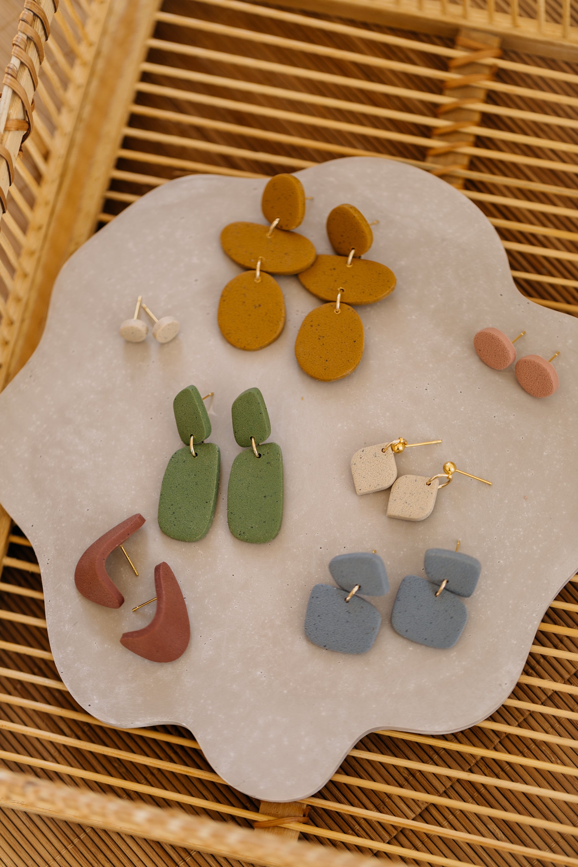 CIDA - gebogene Polymer Ton Ohrstecker mit Struktur