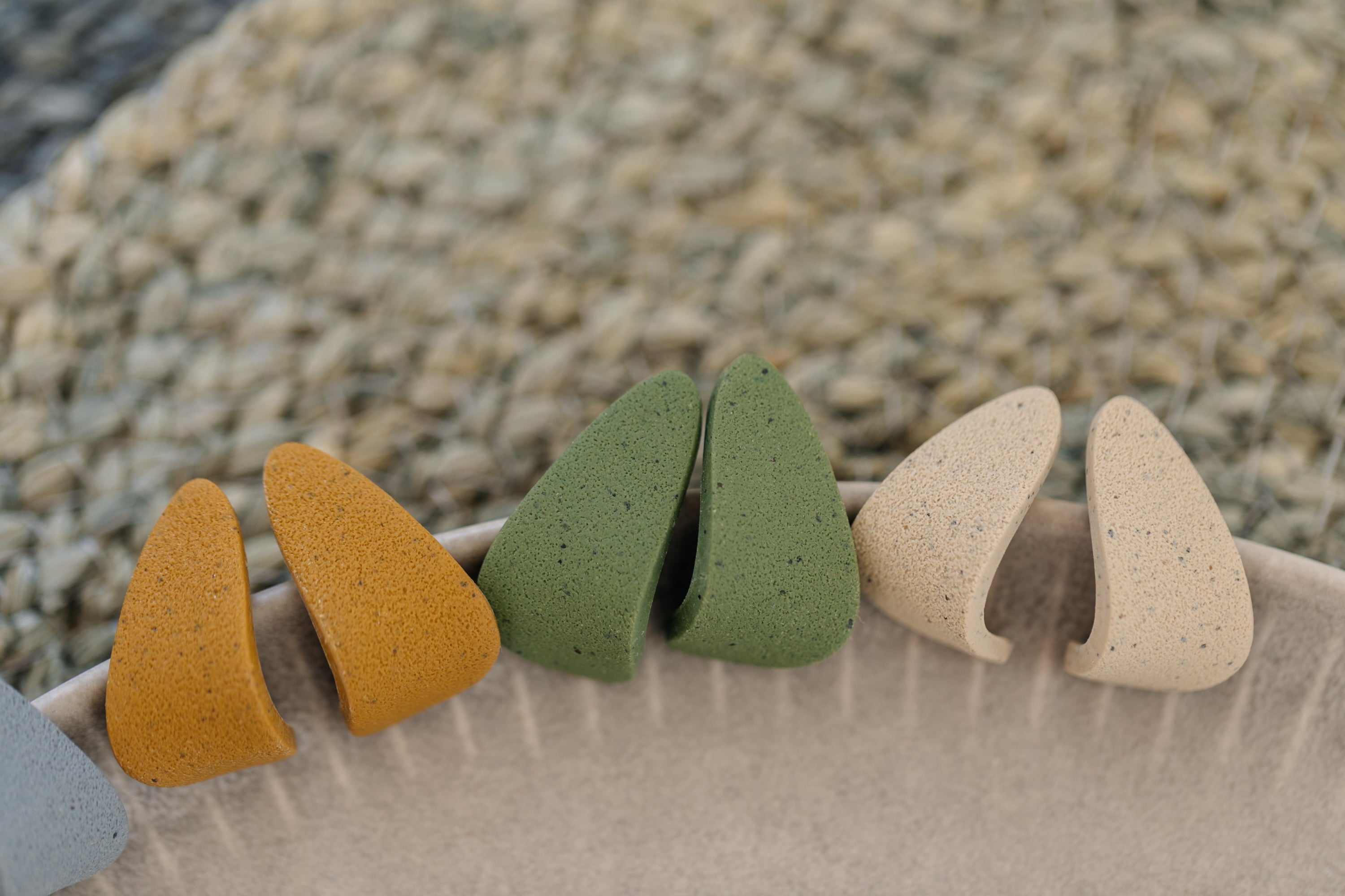 CIDA - gebogene Polymer Ton Ohrstecker mit Struktur