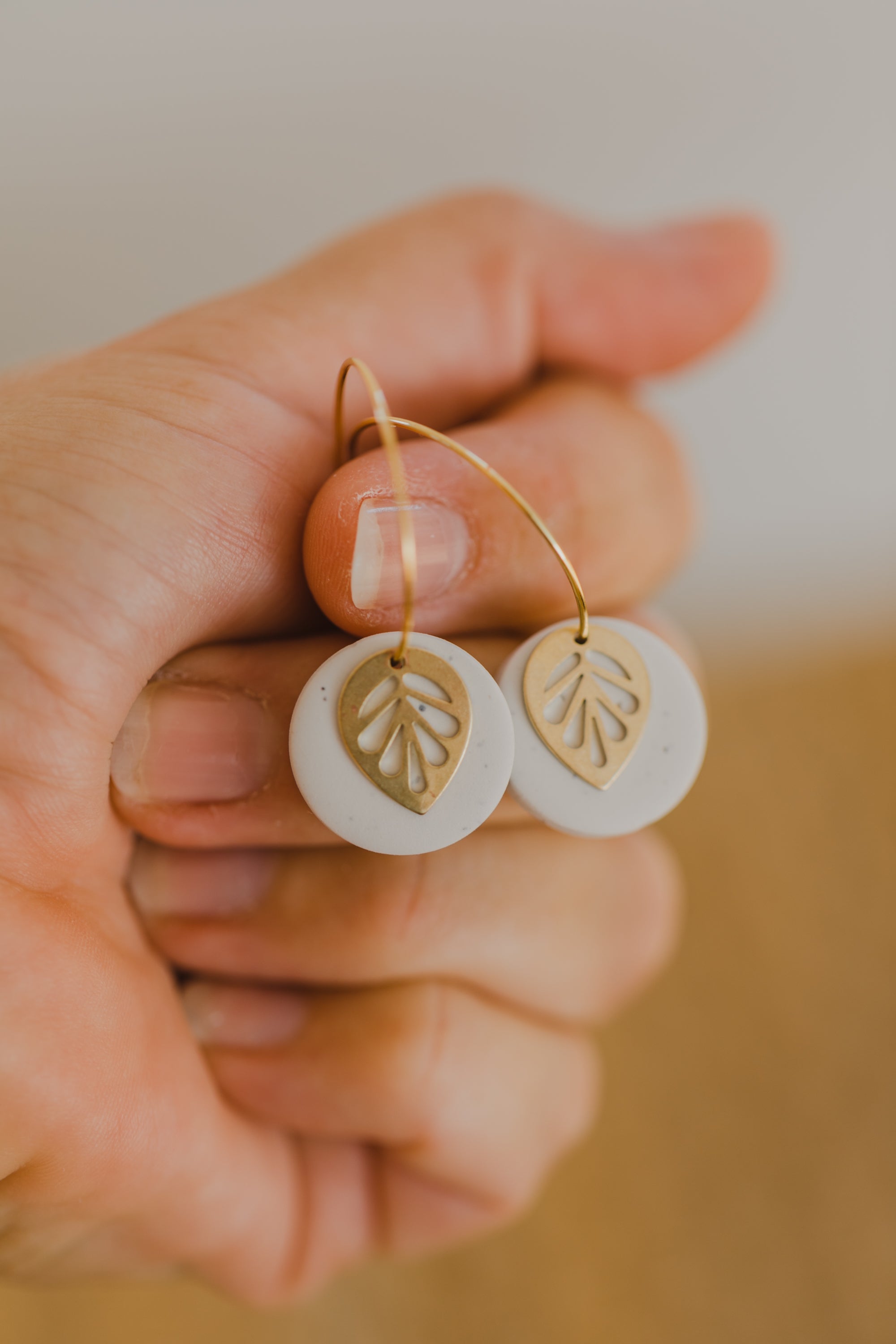 SENTA - Polymer Ton Ohrringe in Kalk mit Blatt Anhänger