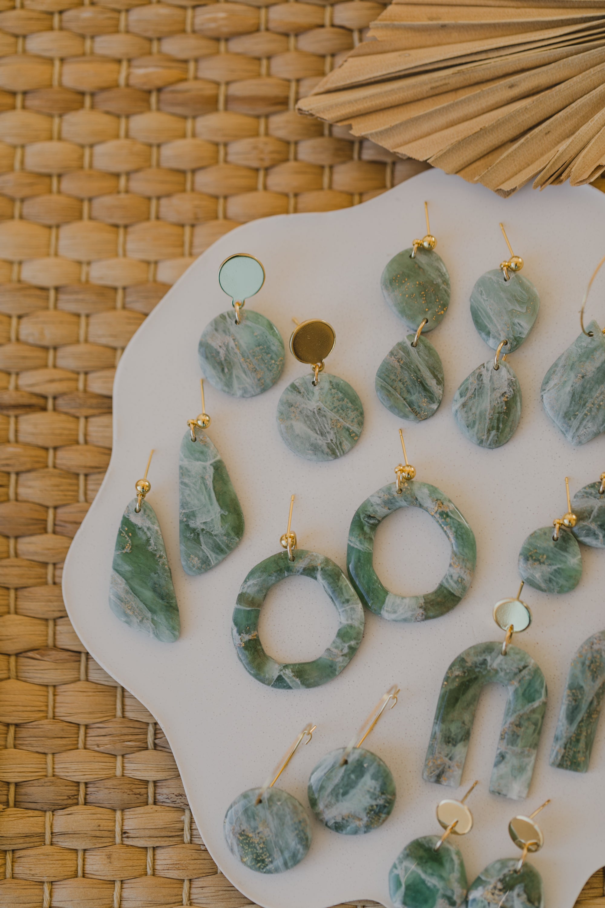 grüne ovale Polymer Ton Ohrringe mit Blattgold