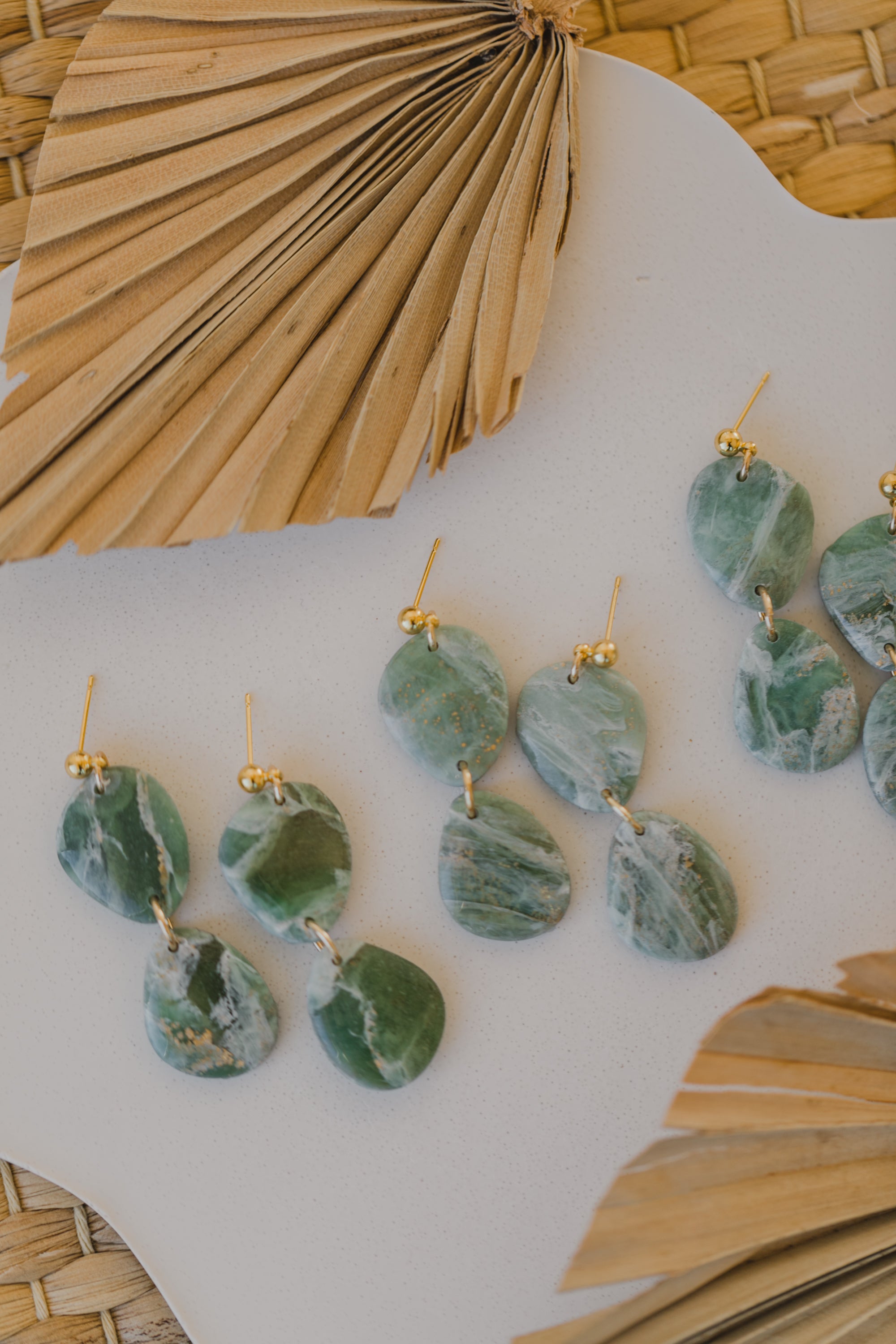 grüne ovale Polymer Ton Ohrringe mit Blattgold