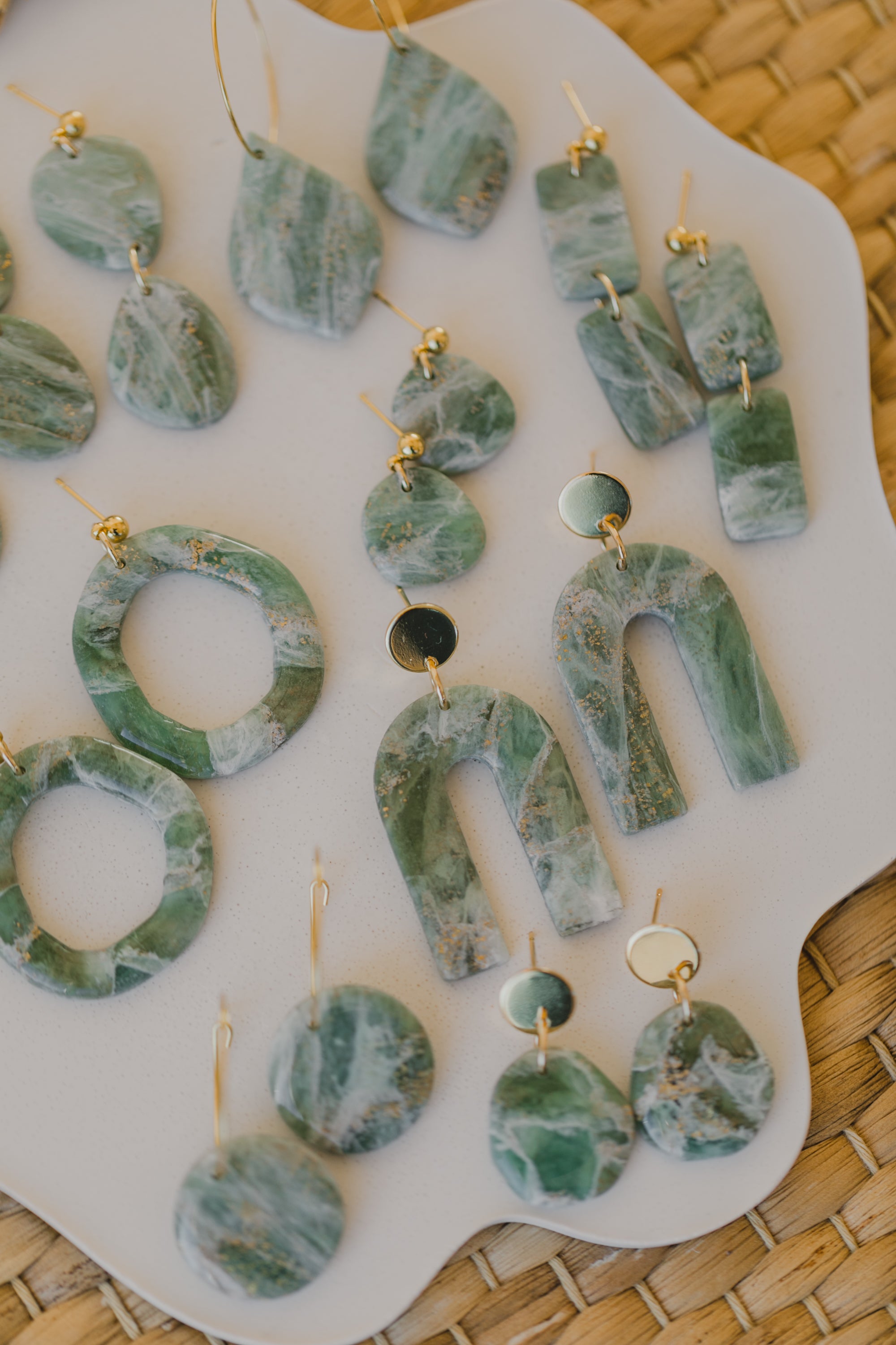 grüne ovale Polymer Ton Ohrringe mit Blattgold