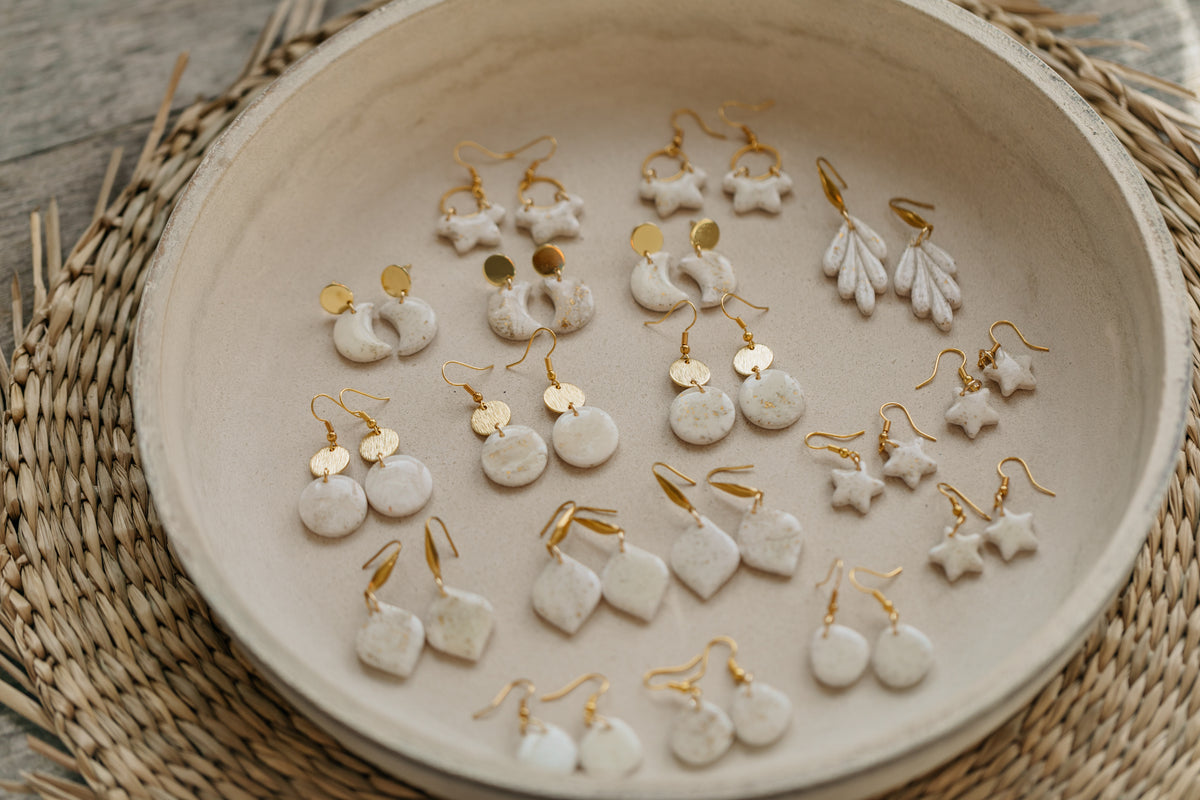 kleine blumige Polymer Ton Ohrringe mit Blattgold