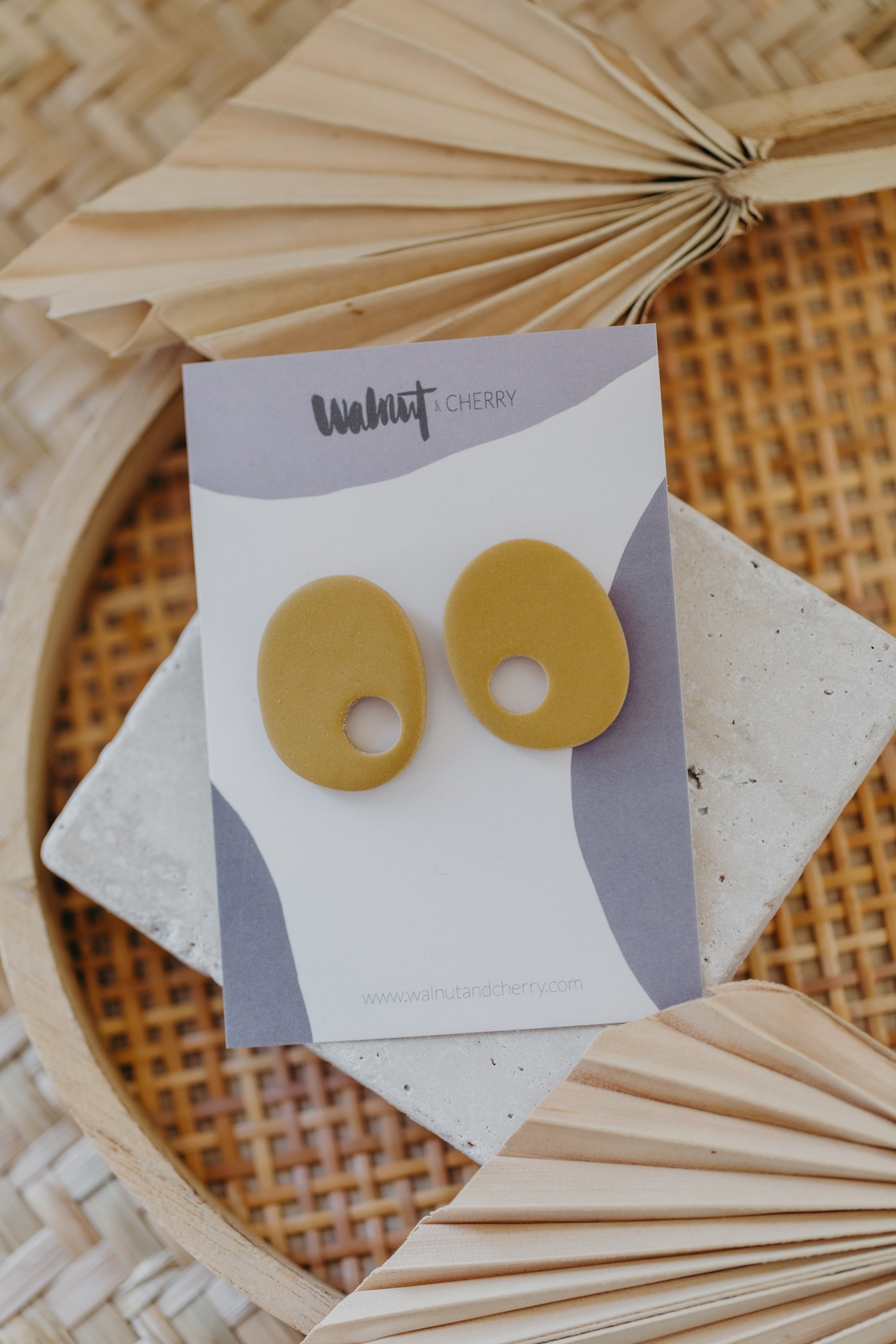 organische helle gelbe Ohrstecker aus Polymer Ton