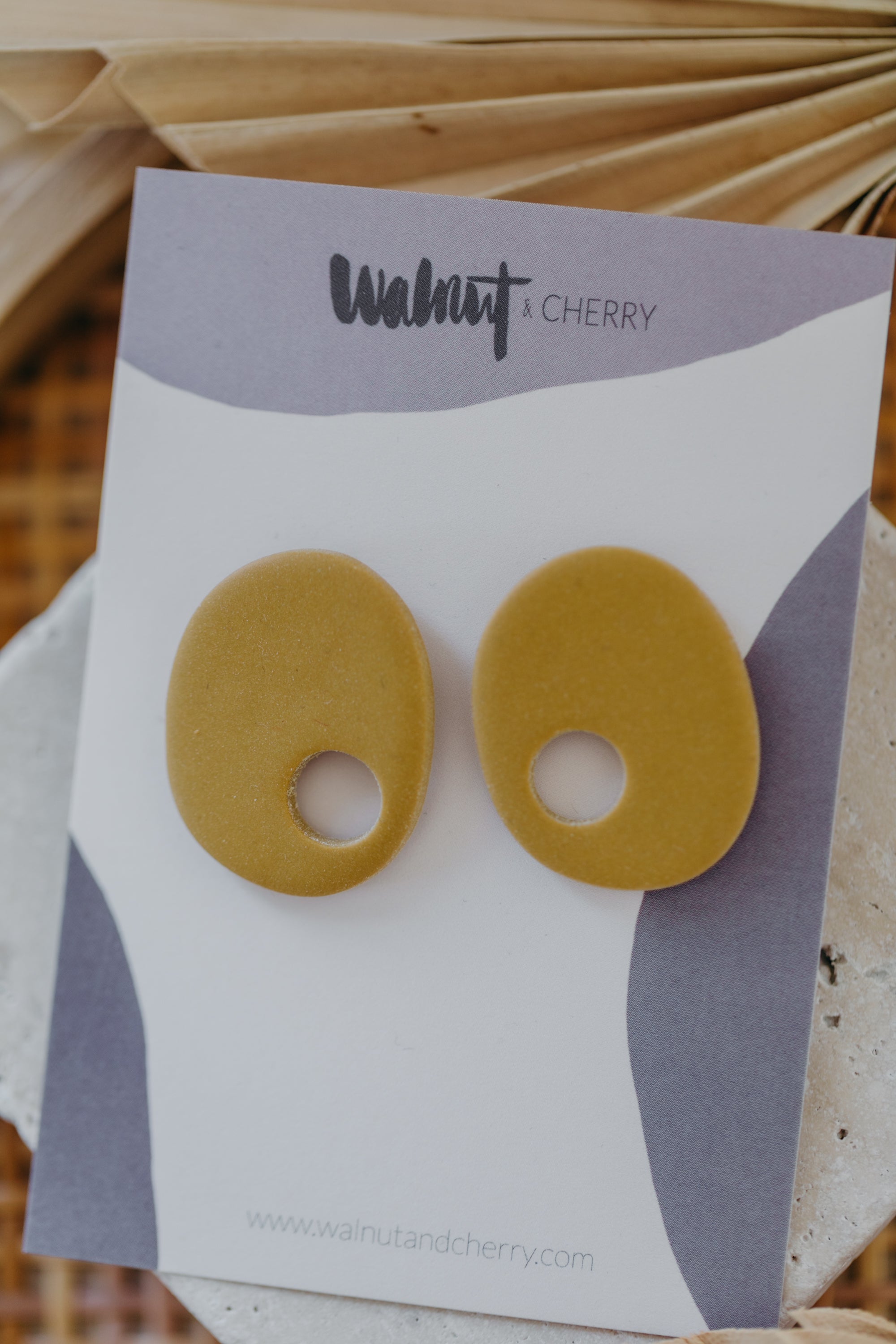 organische helle gelbe Ohrstecker aus Polymer Ton