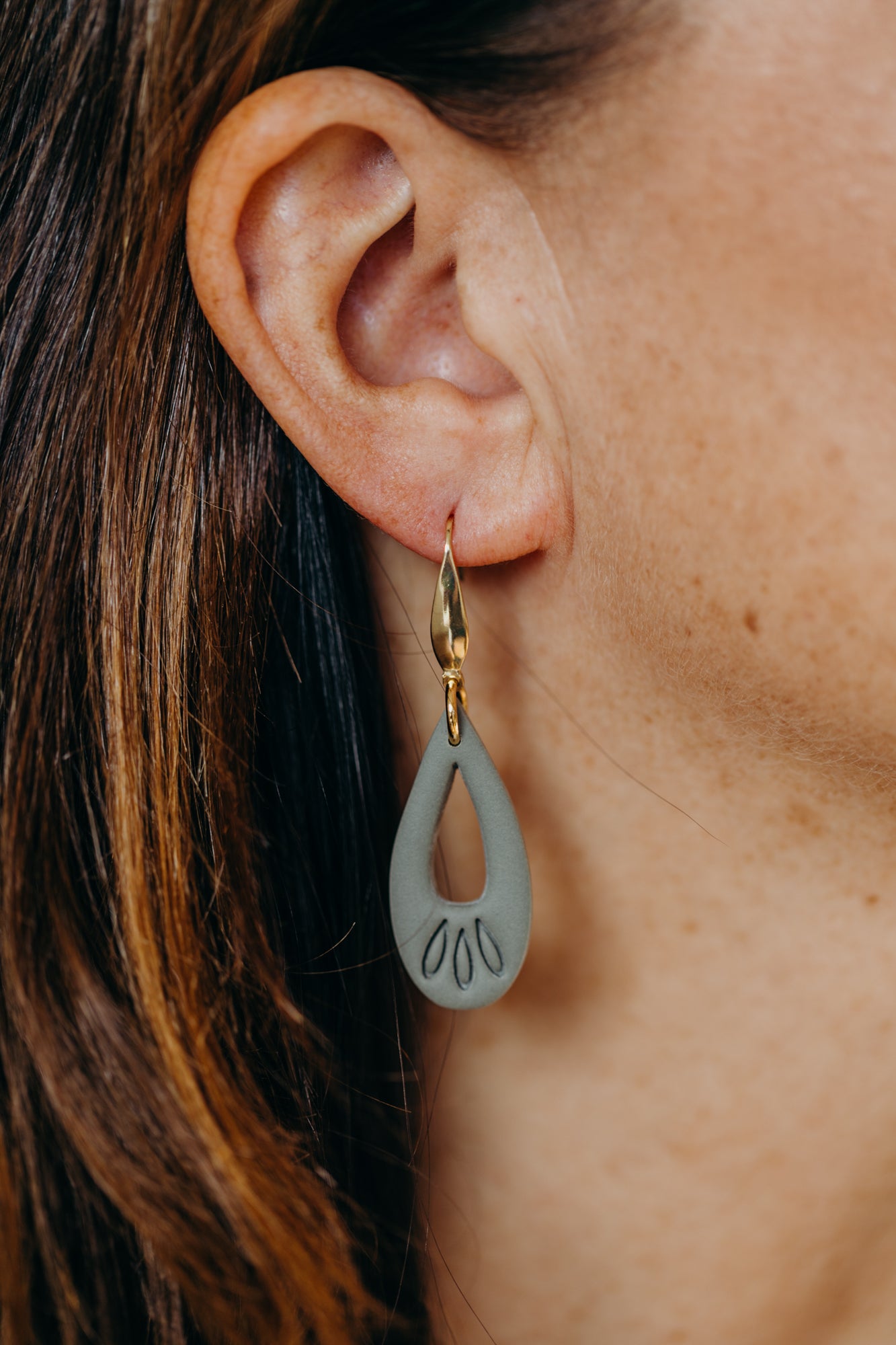 MARLEEN - long green drop earrings with pattern