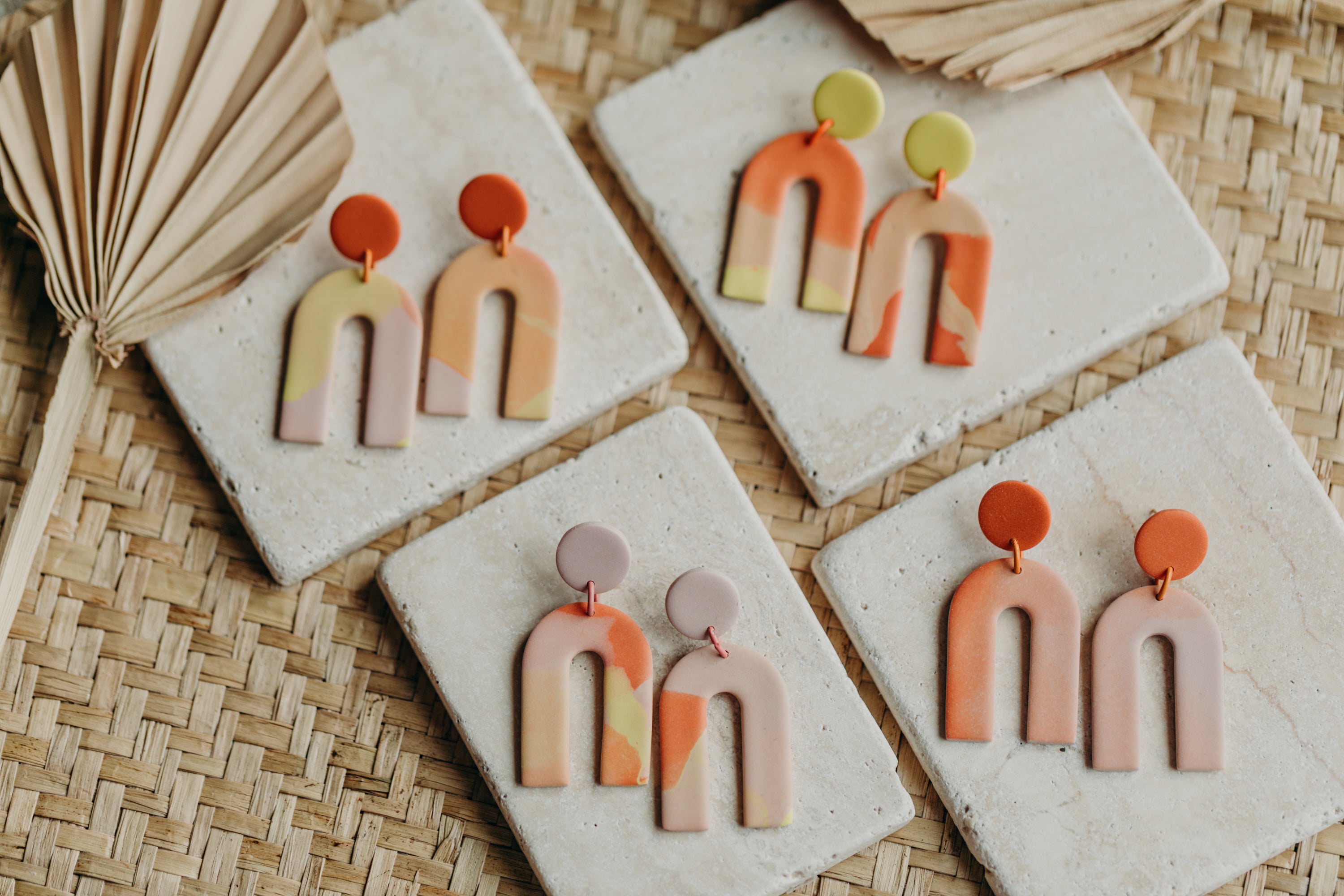 TORI - große Bogen Ohrringe aus Polymer Ton in Gelb, Rosa und Orange