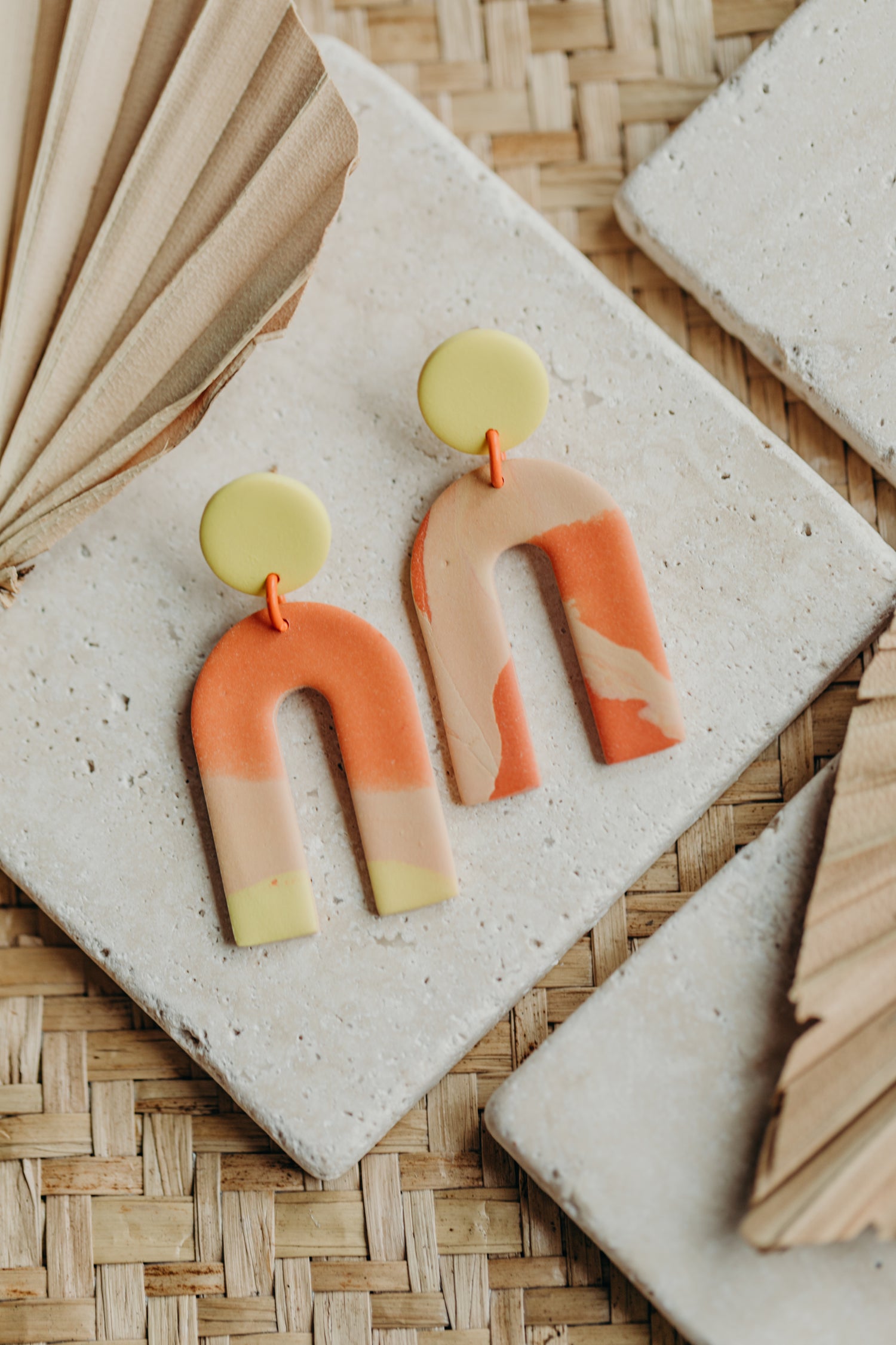 TORI - große Bogen Ohrringe aus Polymer Ton in Gelb, Rosa und Orange