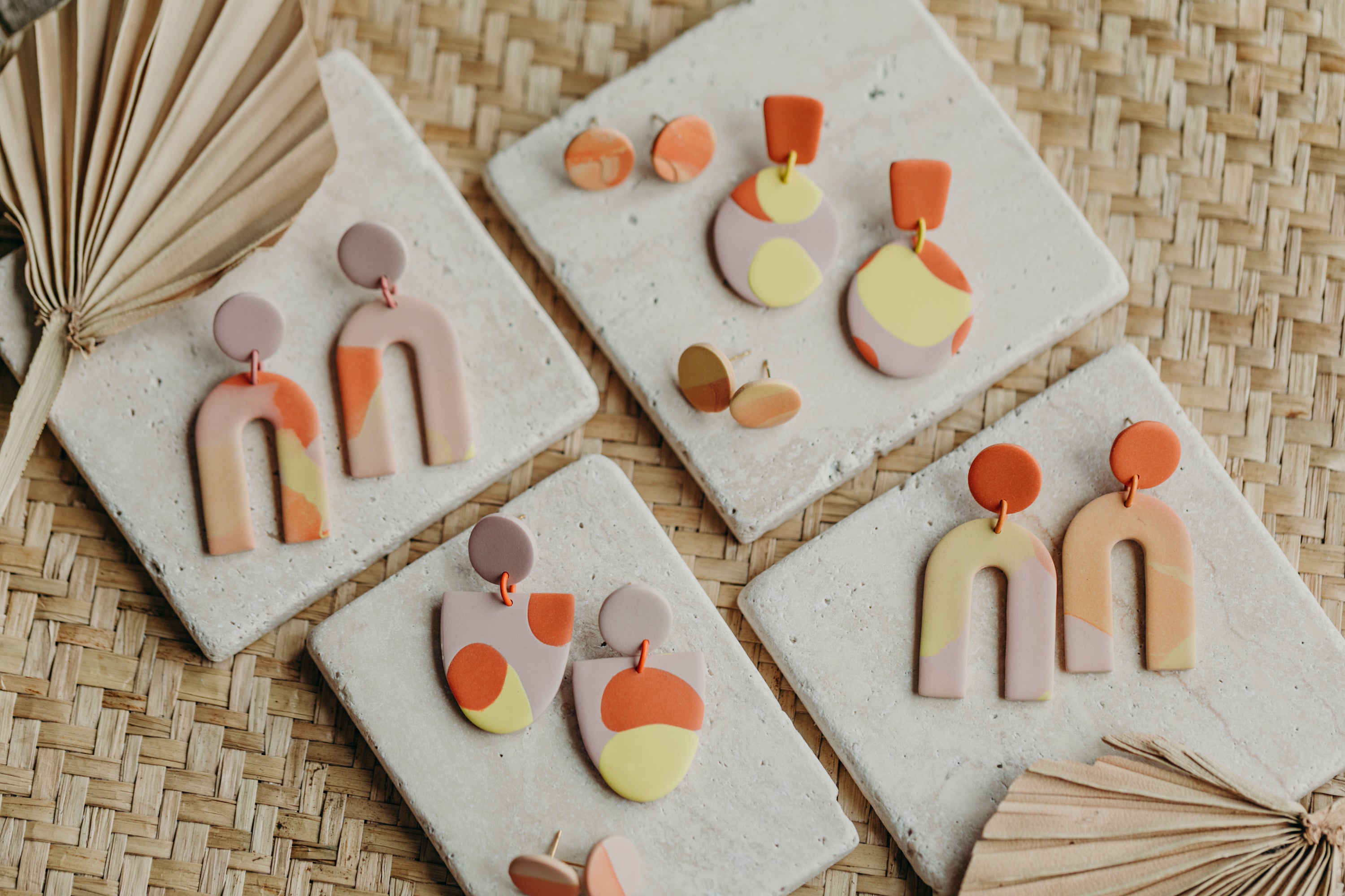 TAYA - runde Ohrstecker aus Polymer Ton in Gelb, Rosa und Orange