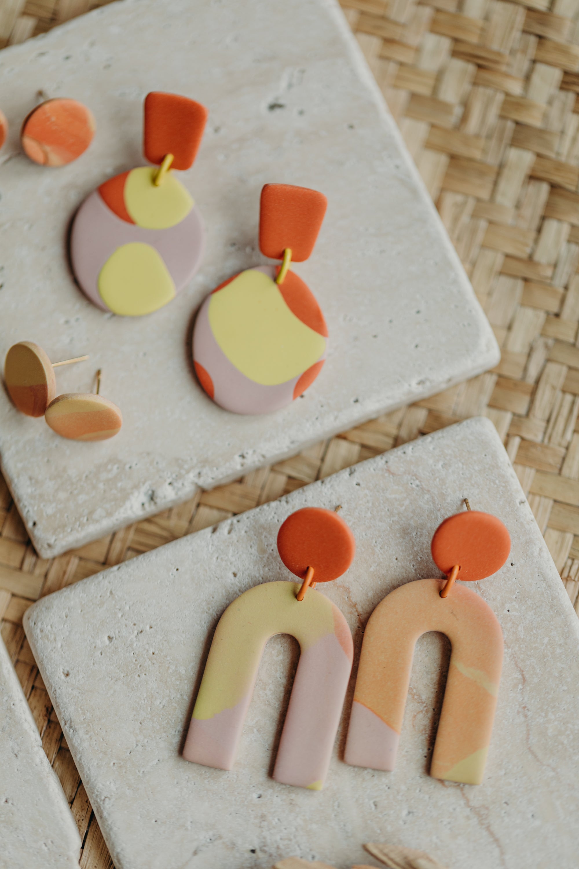 TORI - große Bogen Ohrringe aus Polymer Ton in Gelb, Rosa und Orange