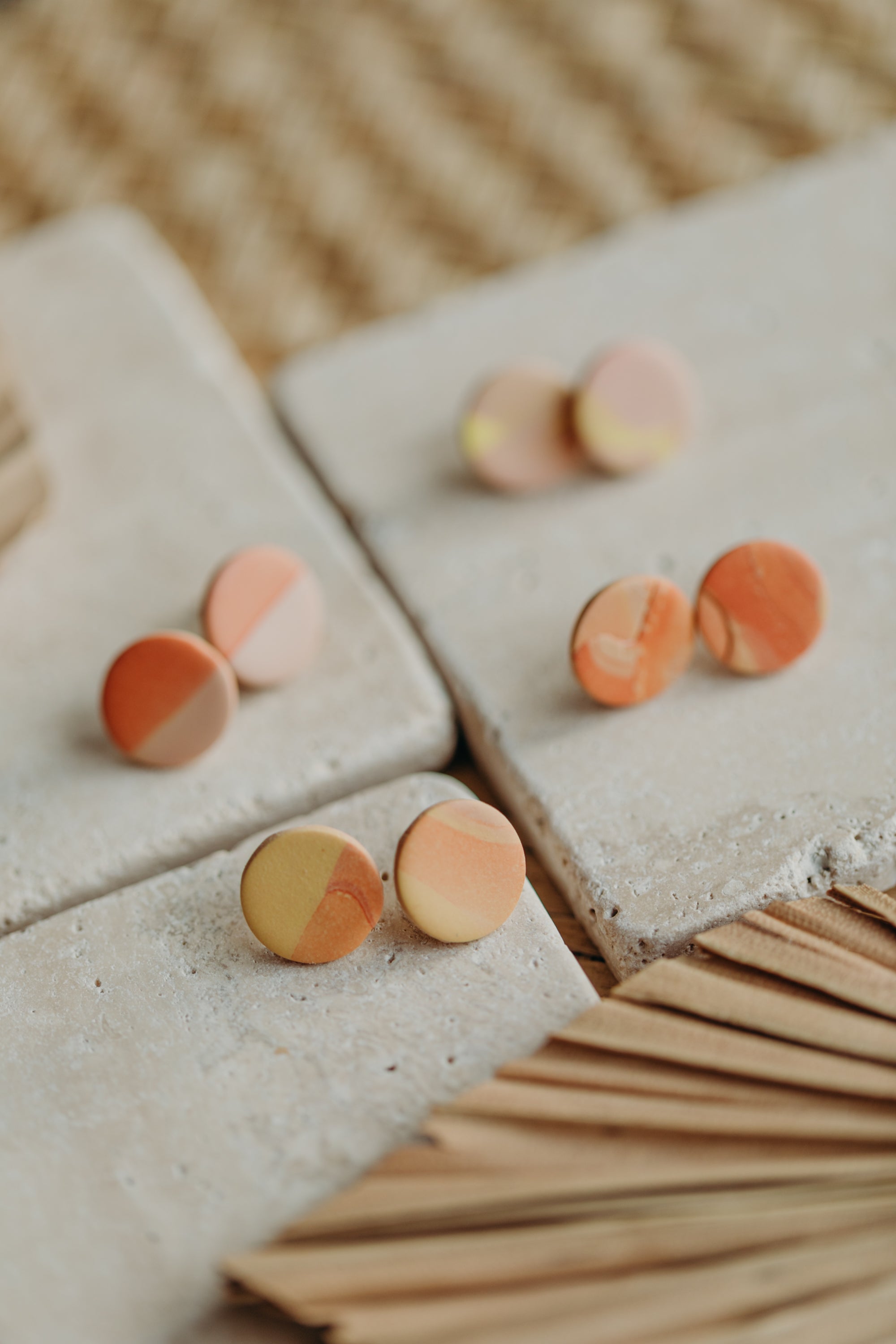 TAYA - runde Ohrstecker aus Polymer Ton in Gelb, Rosa und Orange