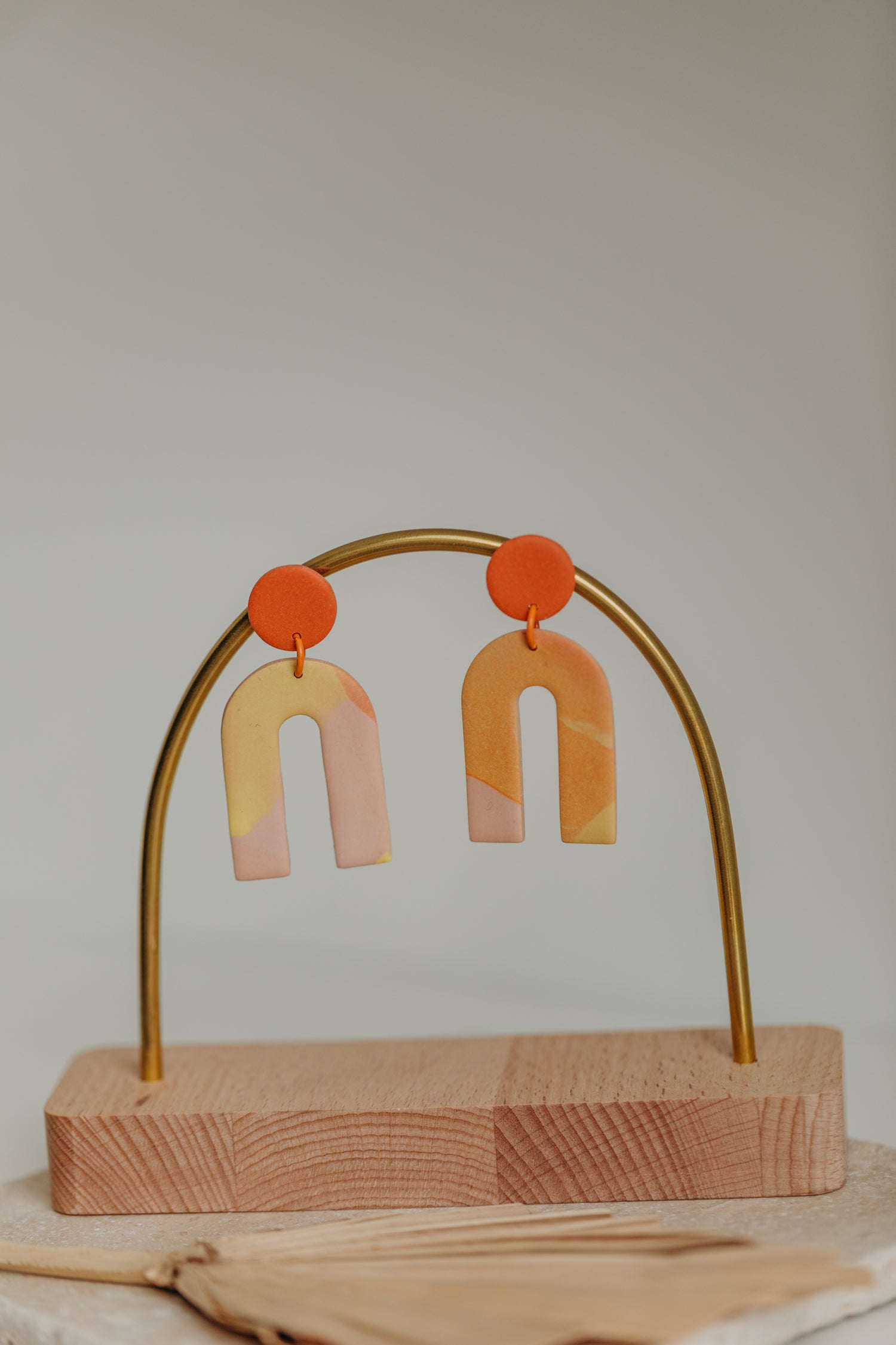 TORI - große Bogen Ohrringe aus Polymer Ton in Gelb, Rosa und Orange