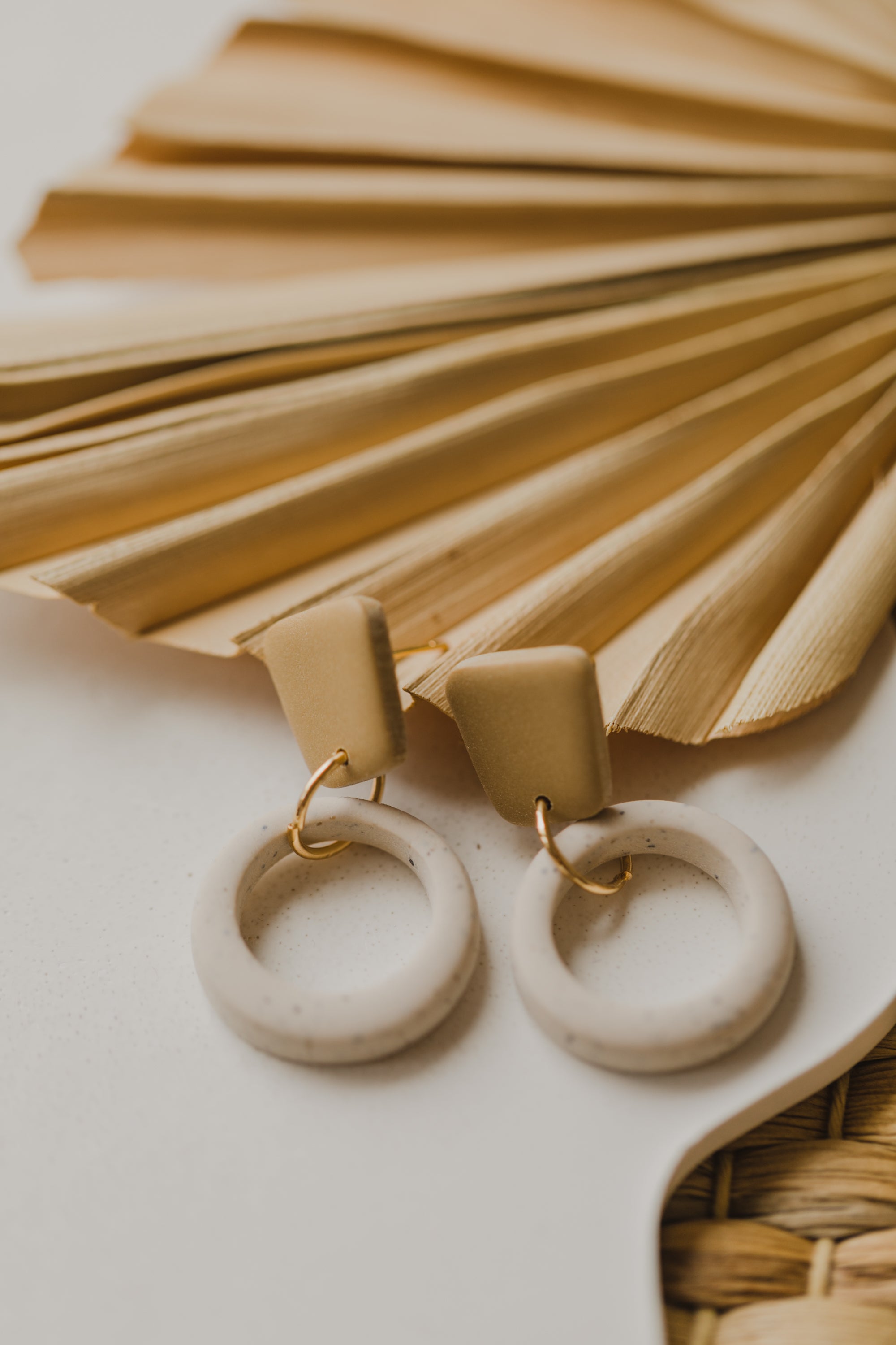 CALLIE - zweifarbige runde Polymer Ton Ohrringe