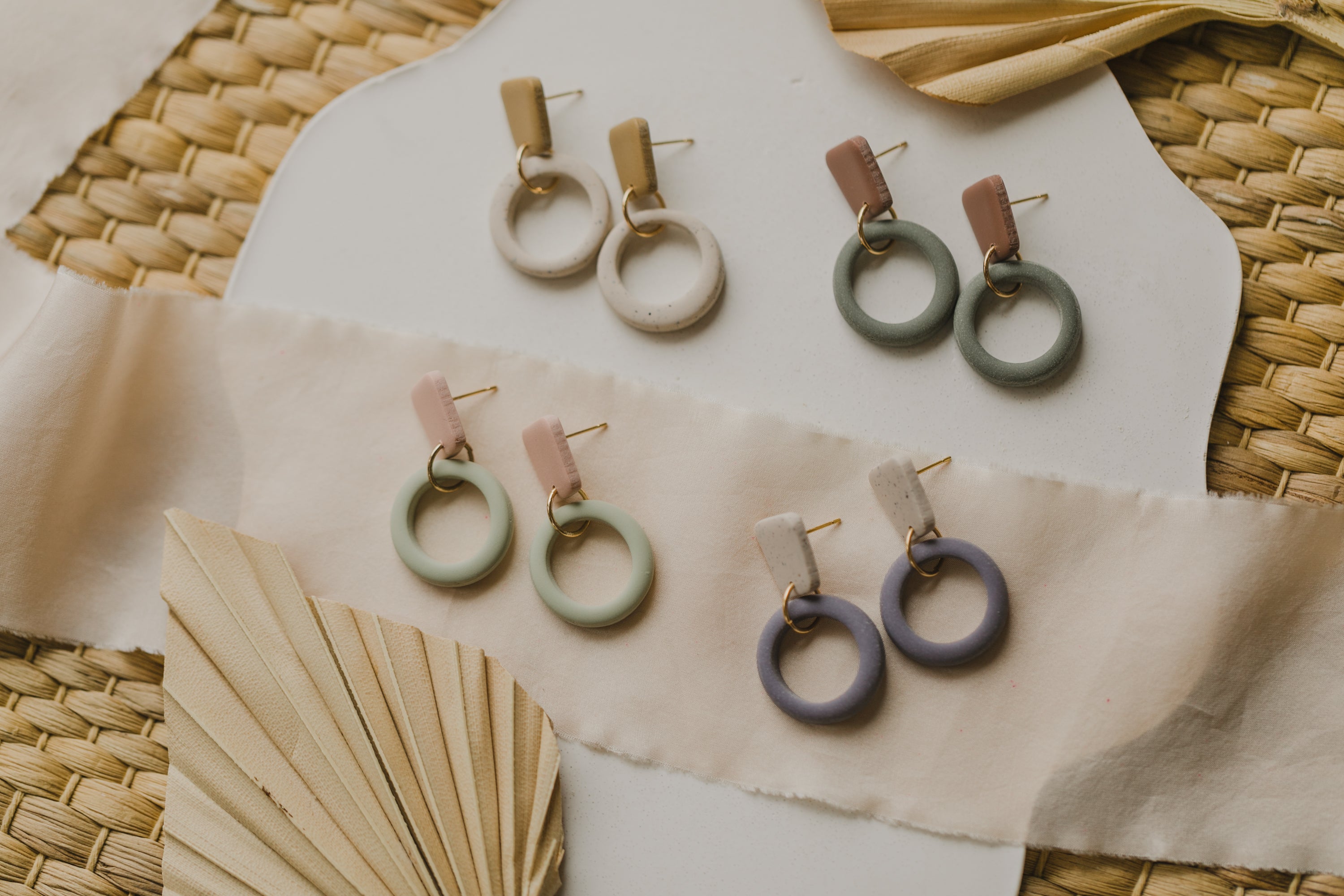 CALLIE - zweifarbige runde Polymer Ton Ohrringe