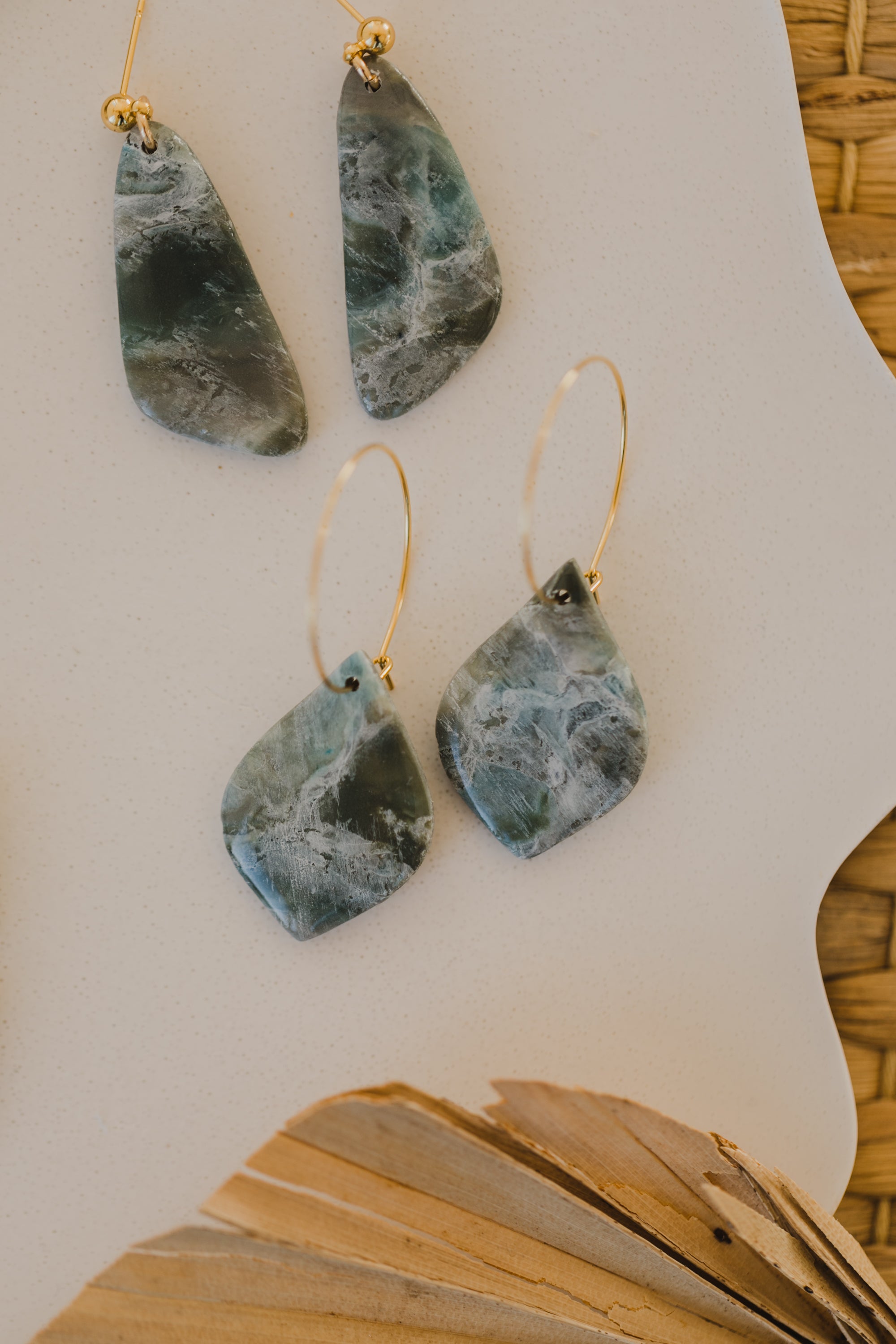 KENDRA - dunkelgrüne Tropfen Creolen aus Polymer Ton