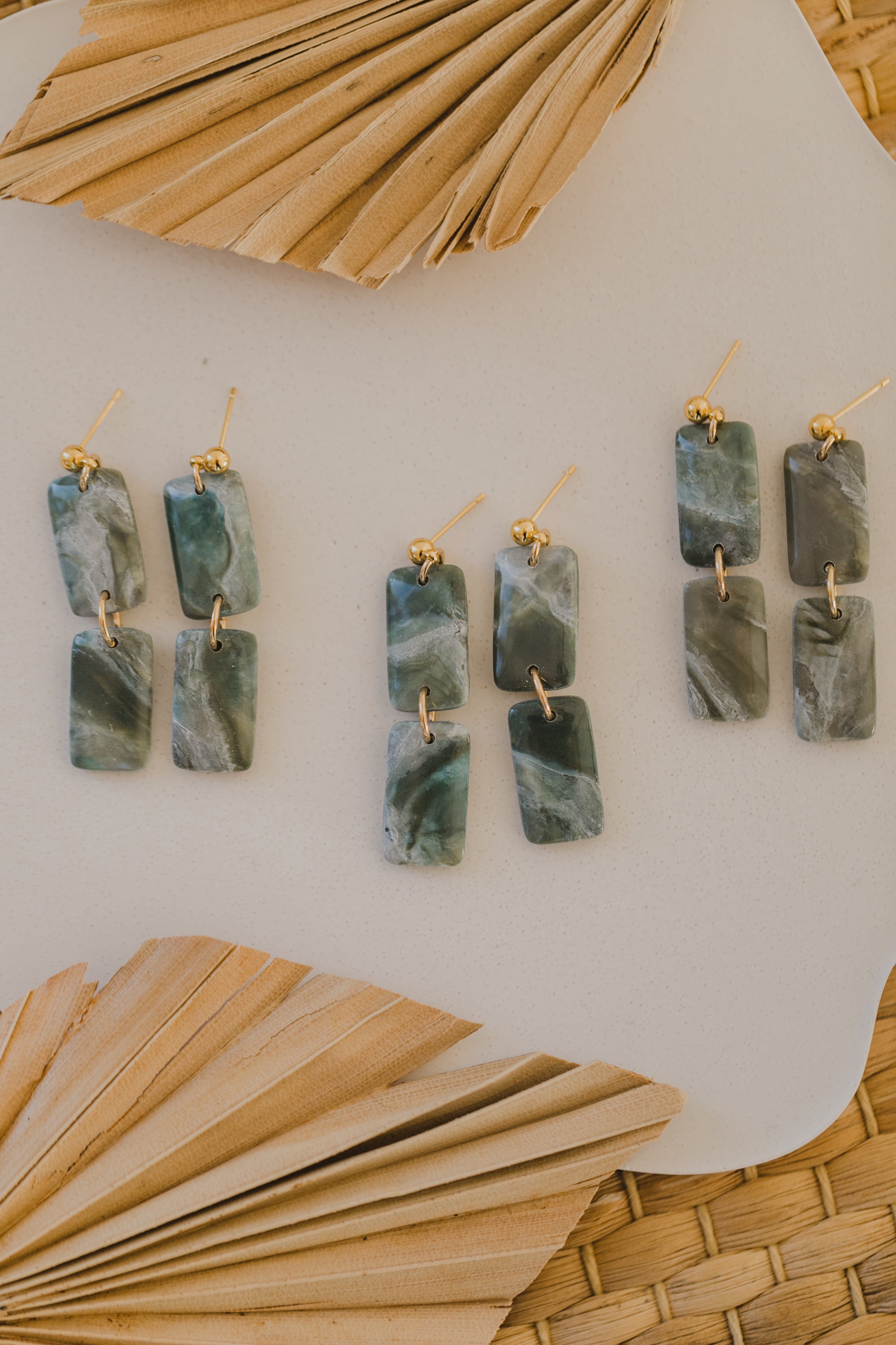 TIANA - dunkelgrüne rechteckige Ohrringe aus Polymer Ton