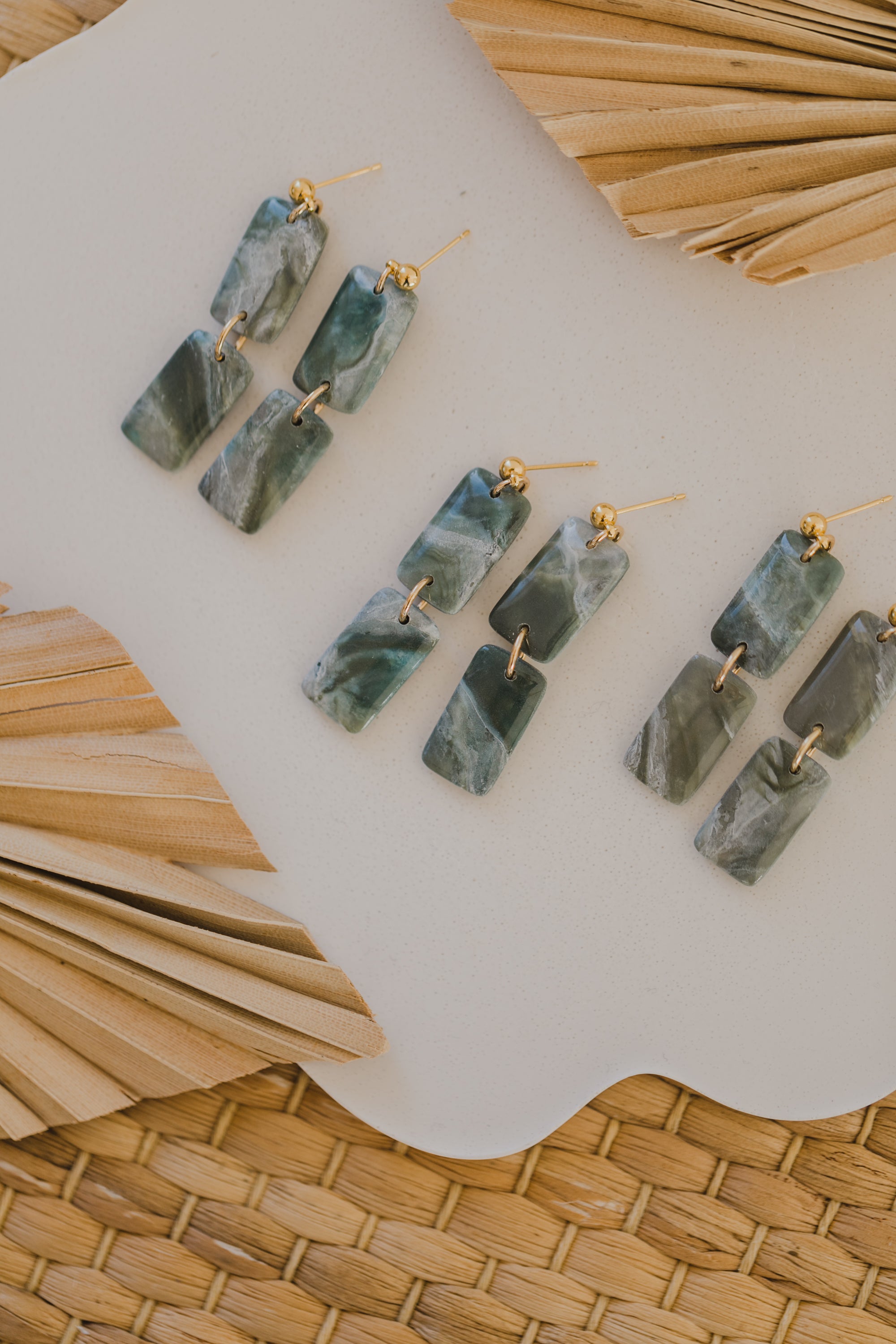 TIANA - dunkelgrüne rechteckige Ohrringe aus Polymer Ton