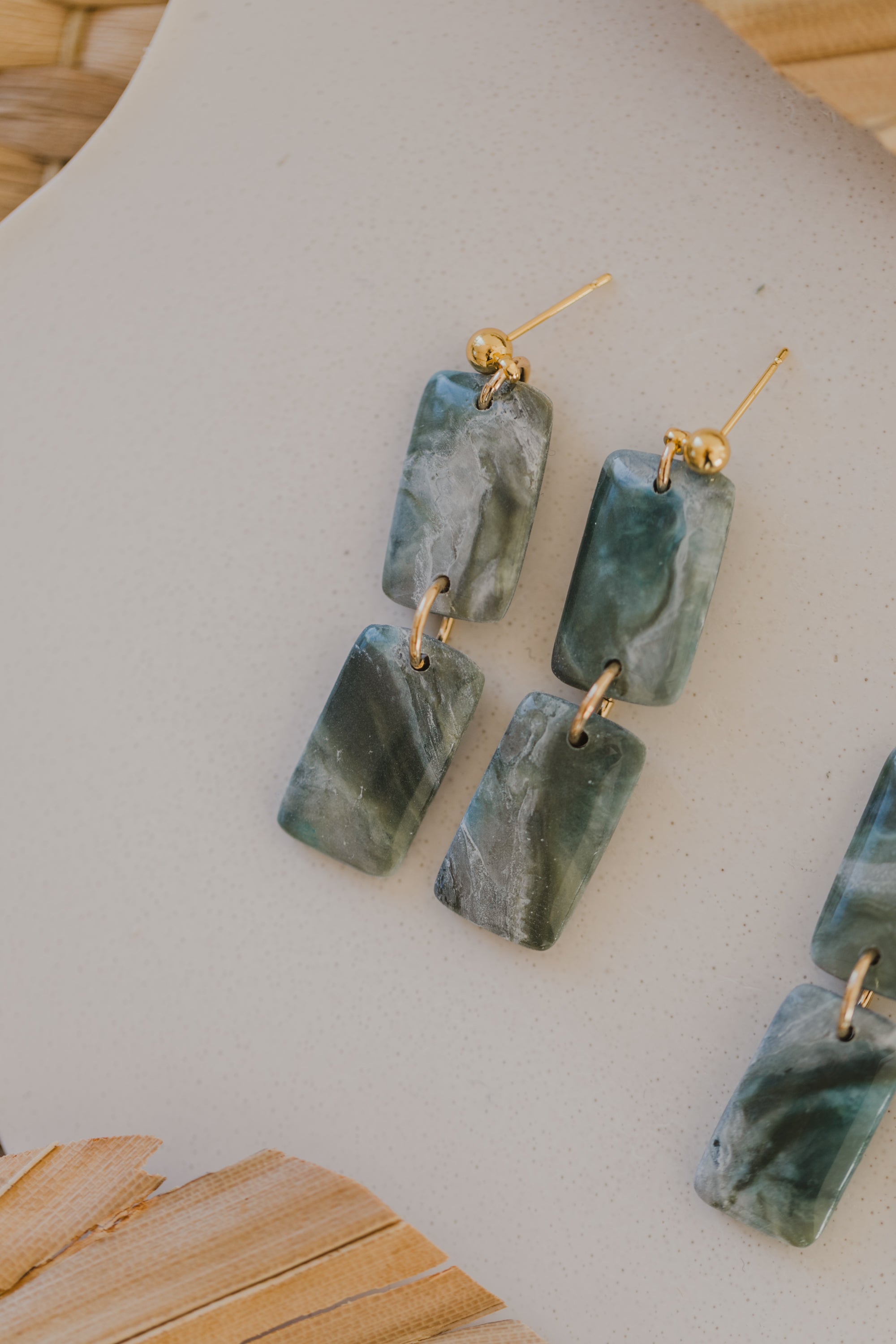 TIANA - dunkelgrüne rechteckige Ohrringe aus Polymer Ton