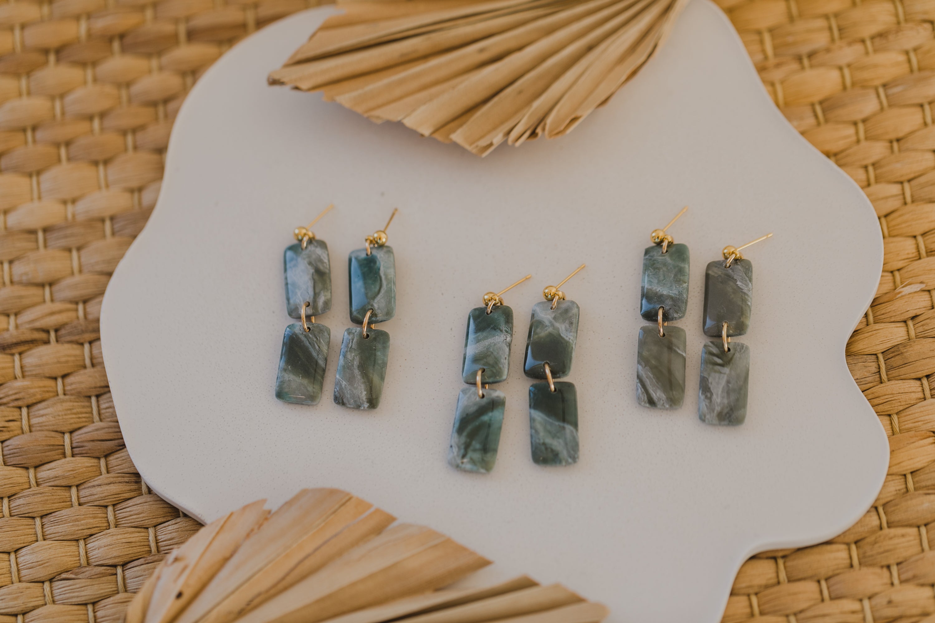 TIANA - dunkelgrüne rechteckige Ohrringe aus Polymer Ton