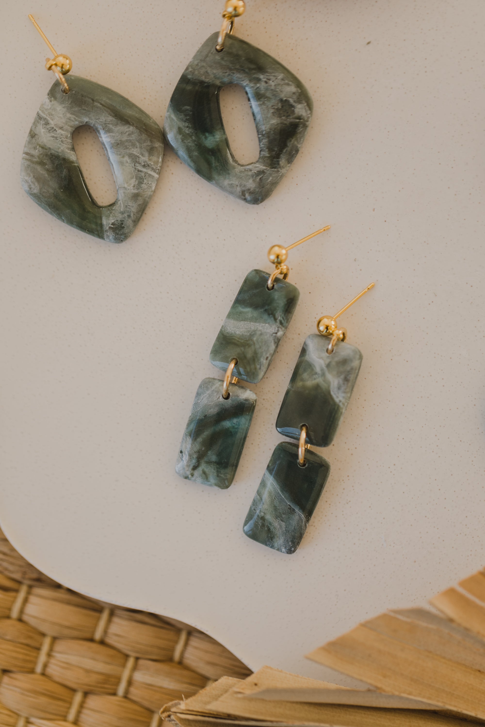 TIANA - dunkelgrüne rechteckige Ohrringe aus Polymer Ton