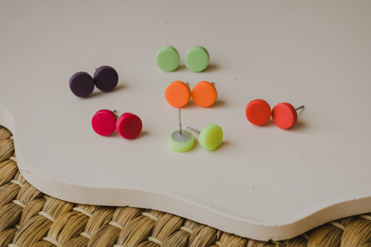 MICI Neon - kleine runde Ohrstecker aus Polymer Ton