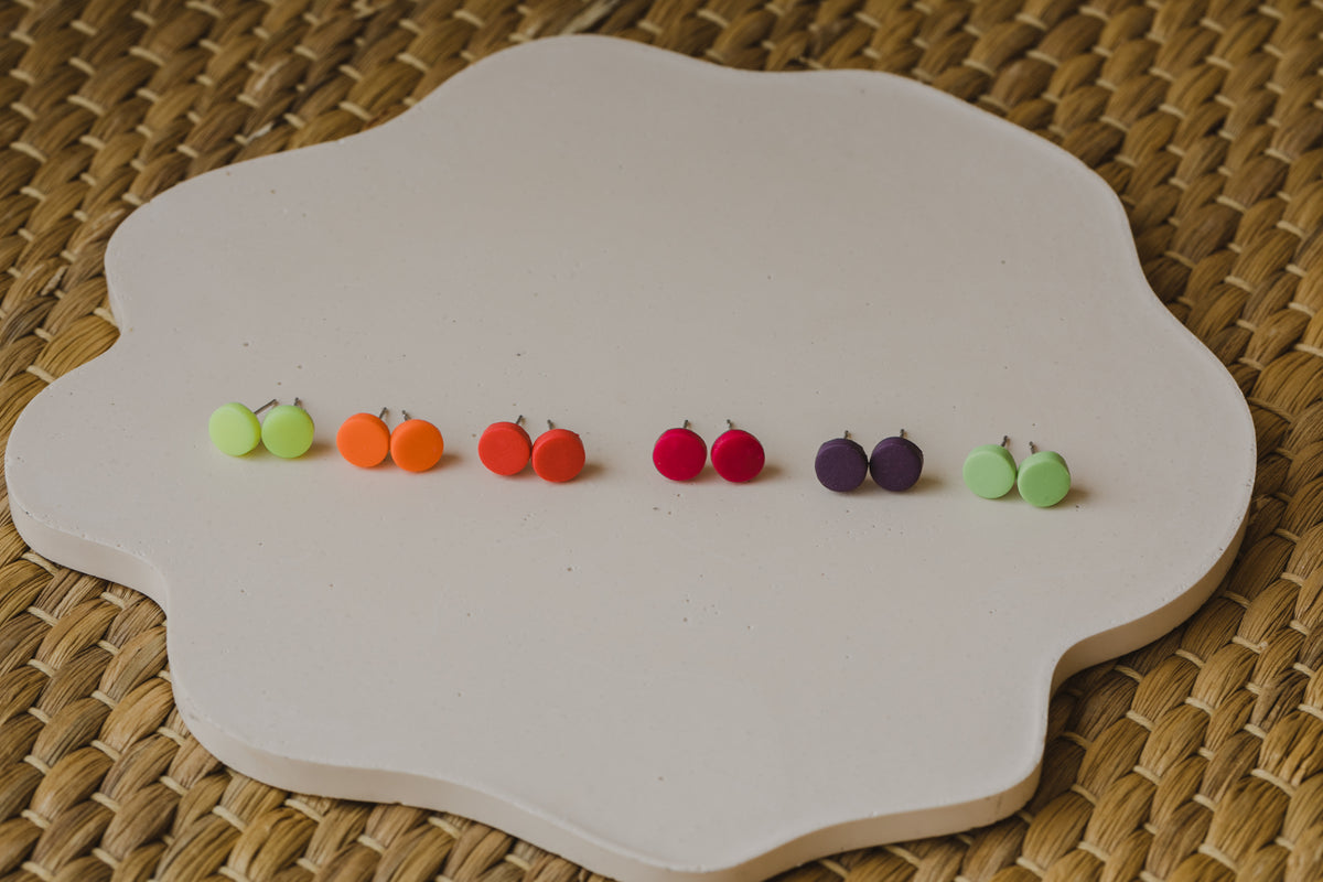 MICI Neon - kleine runde Ohrstecker aus Polymer Ton