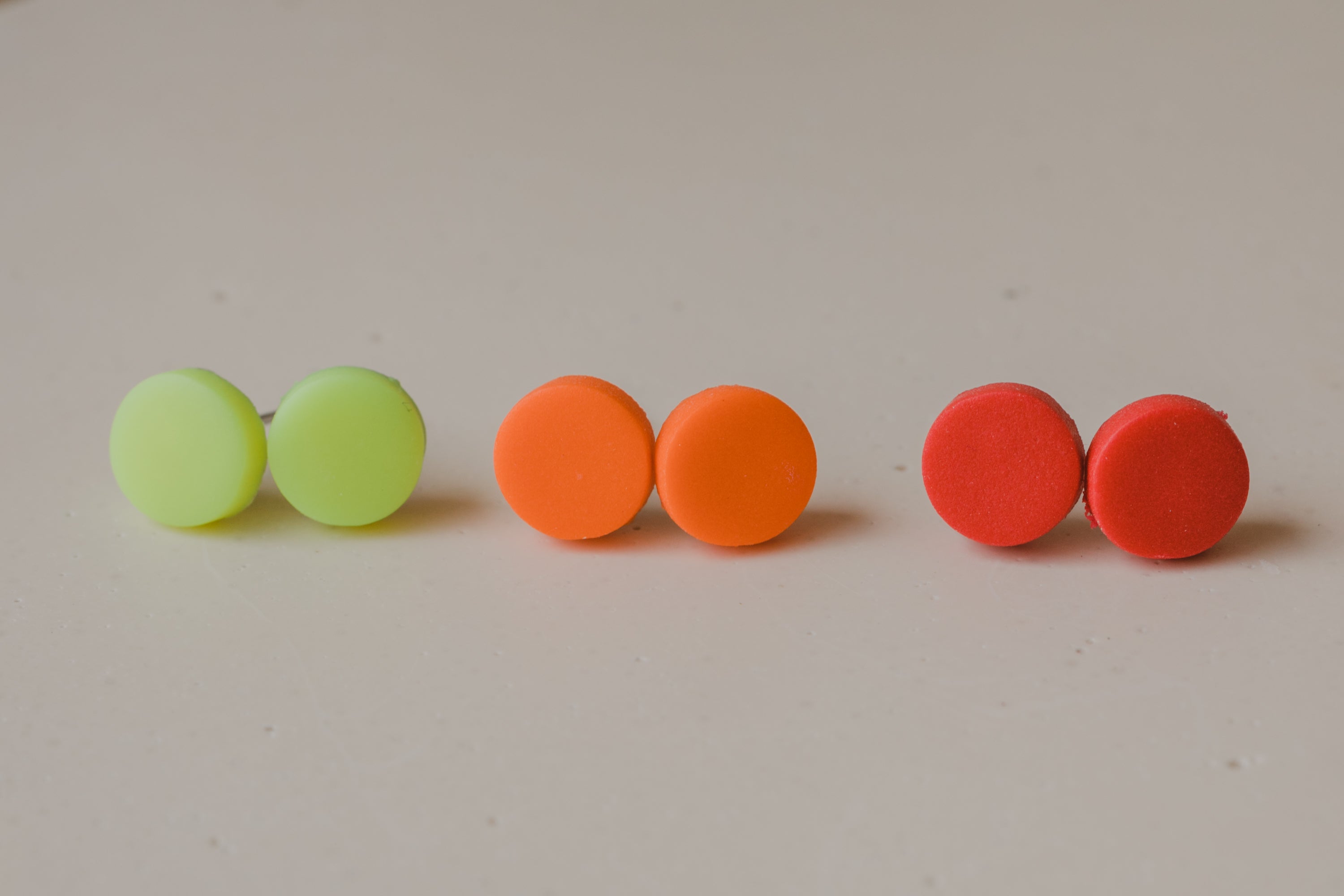 MICI Neon - kleine runde Ohrstecker aus Polymer Ton