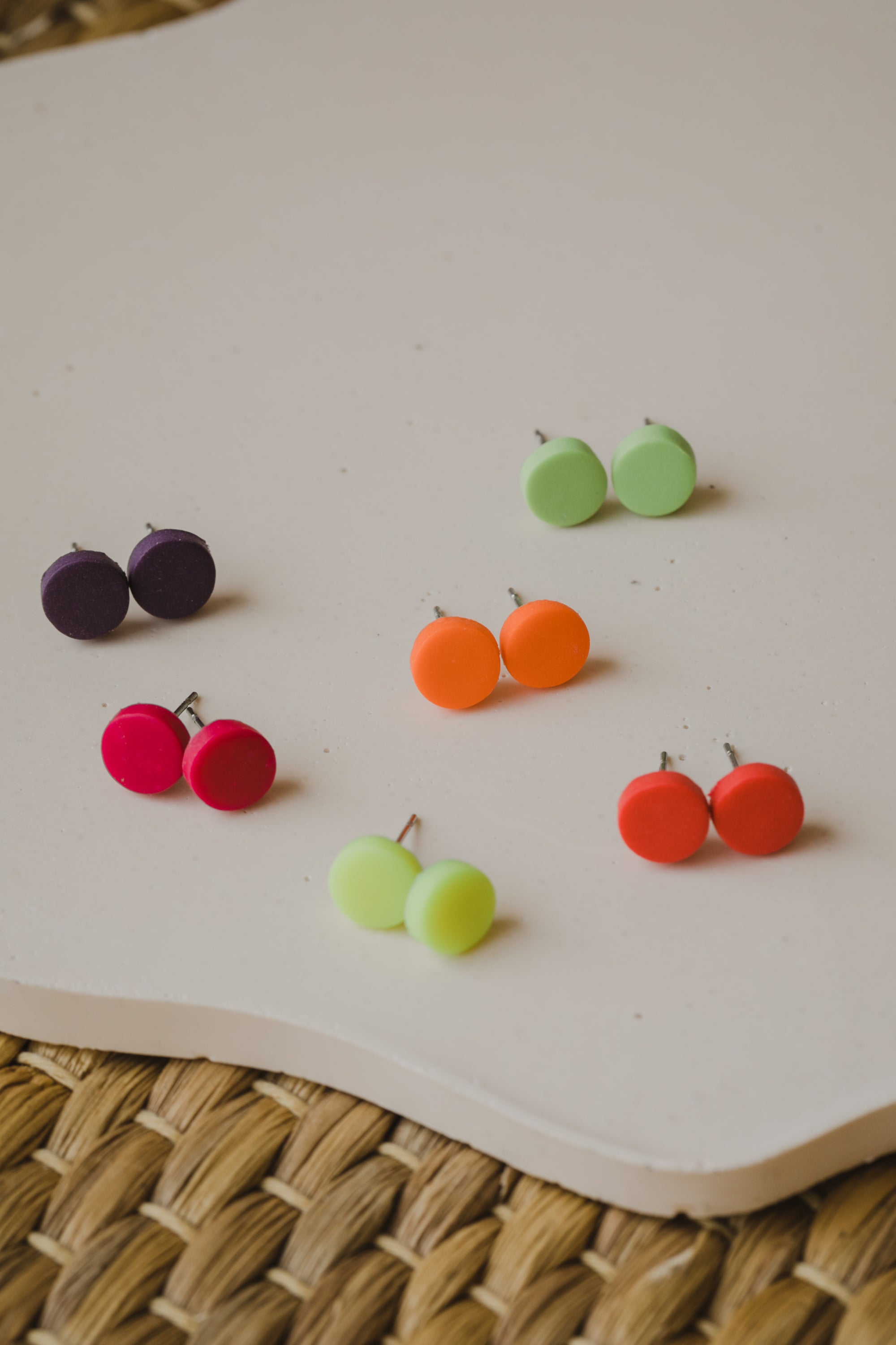 MICI Neon - kleine runde Ohrstecker aus Polymer Ton