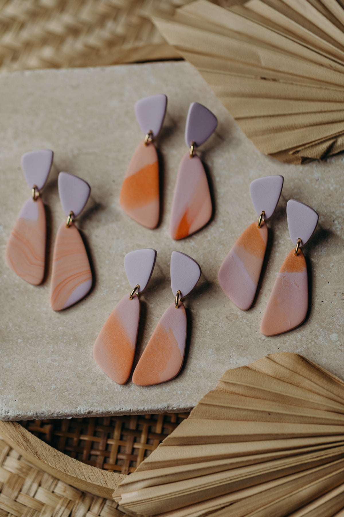 MAE - längliche Ohrringe aus Polymer Ton in Peach, Orange und Hellem Lila