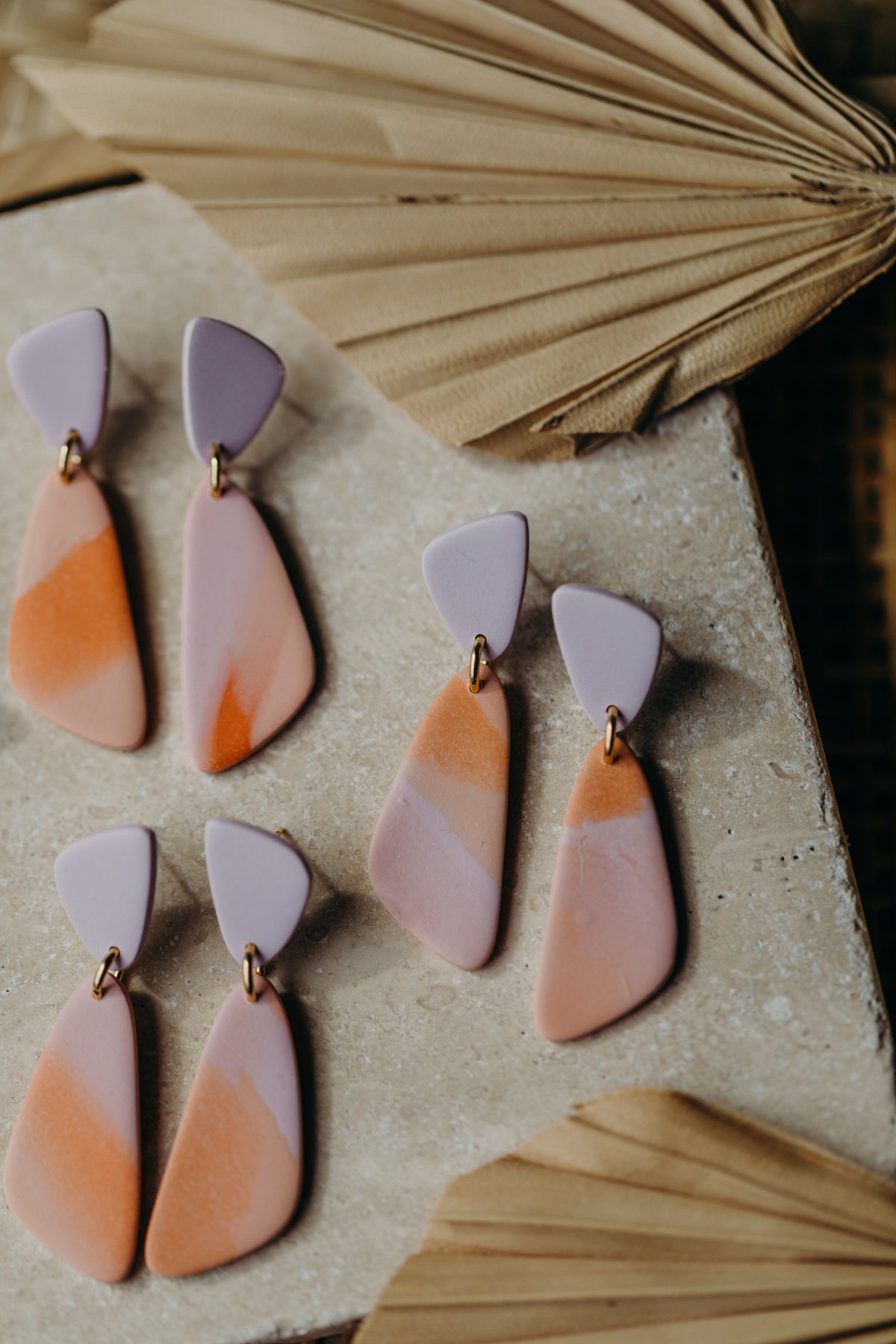MAE - längliche Ohrringe aus Polymer Ton in Peach, Orange und Hellem Lila