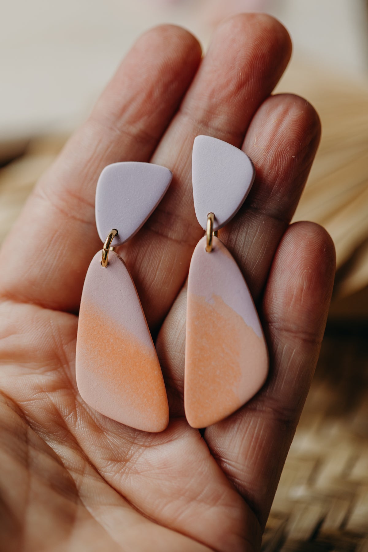 MAE - längliche Ohrringe aus Polymer Ton in Peach, Orange und Hellem Lila