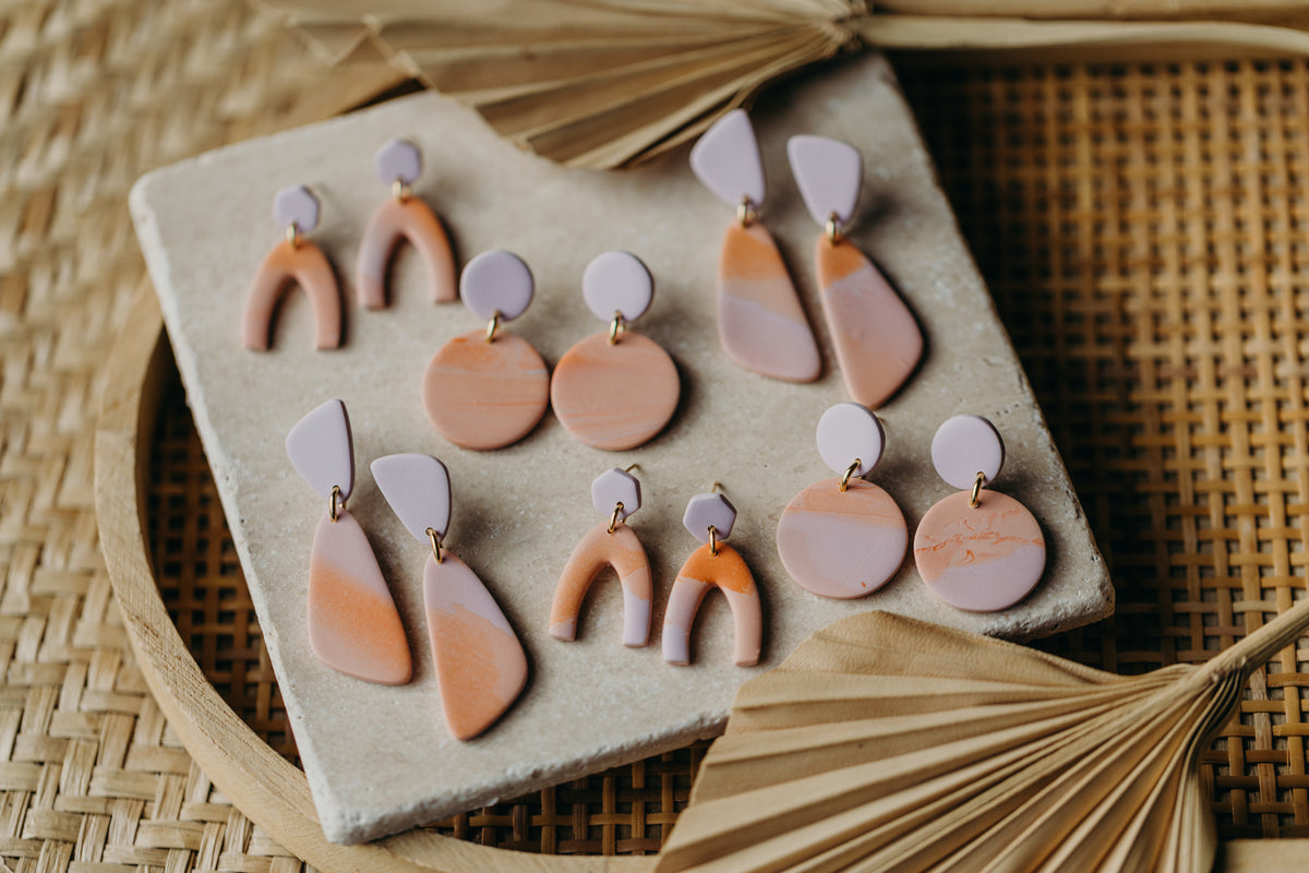 MAE - längliche Ohrringe aus Polymer Ton in Peach, Orange und Hellem Lila