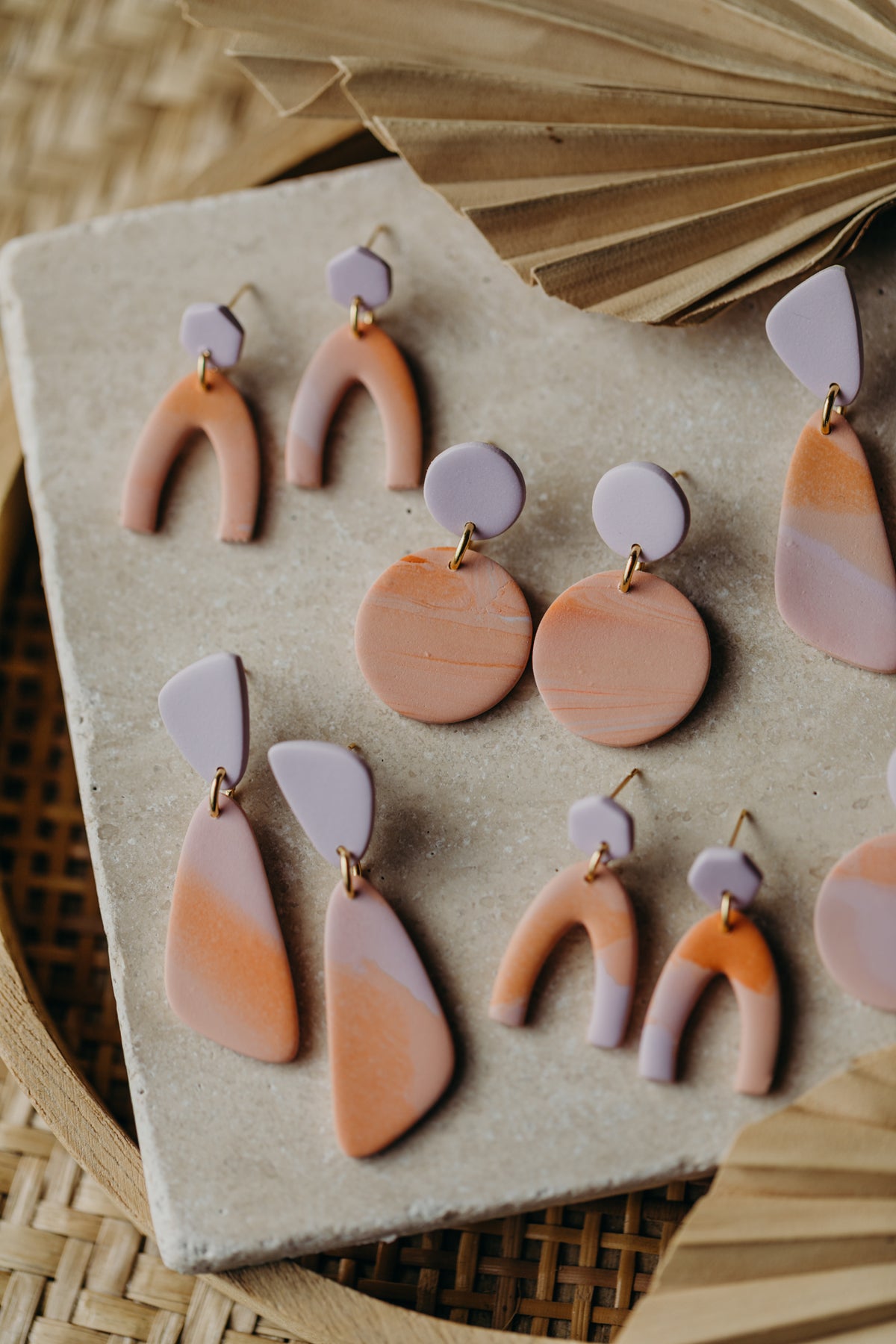 MAE - längliche Ohrringe aus Polymer Ton in Peach, Orange und Hellem Lila