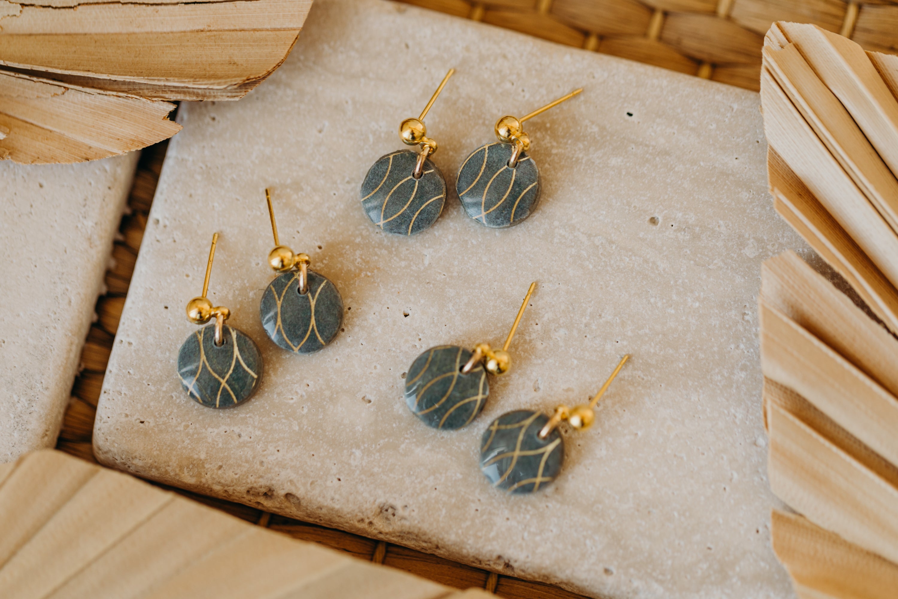 INKA - kleine runde grüne Polymer Ton Ohrringe