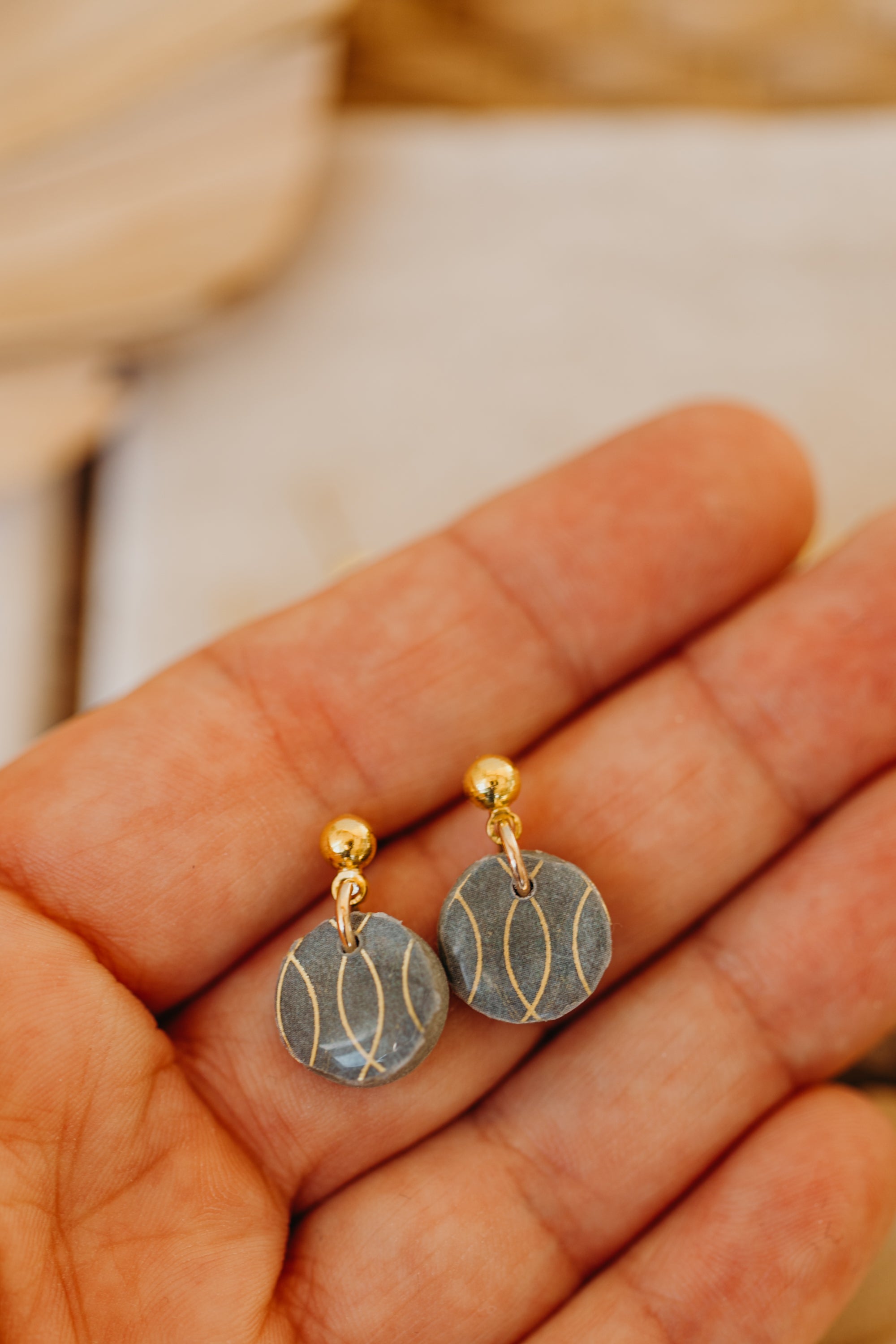 INKA - kleine runde grüne Polymer Ton Ohrringe