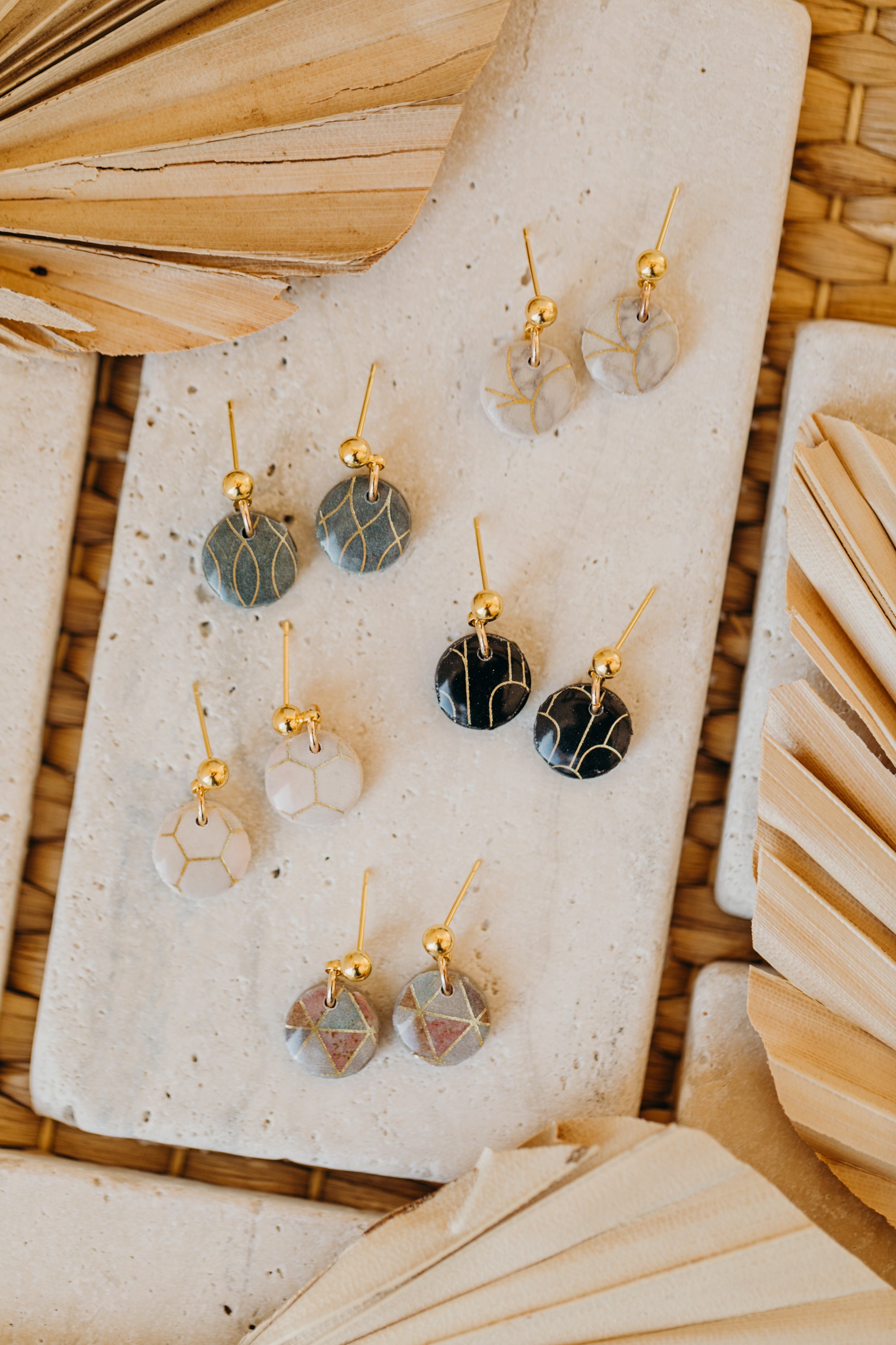 INKA - kleine runde grüne Polymer Ton Ohrringe